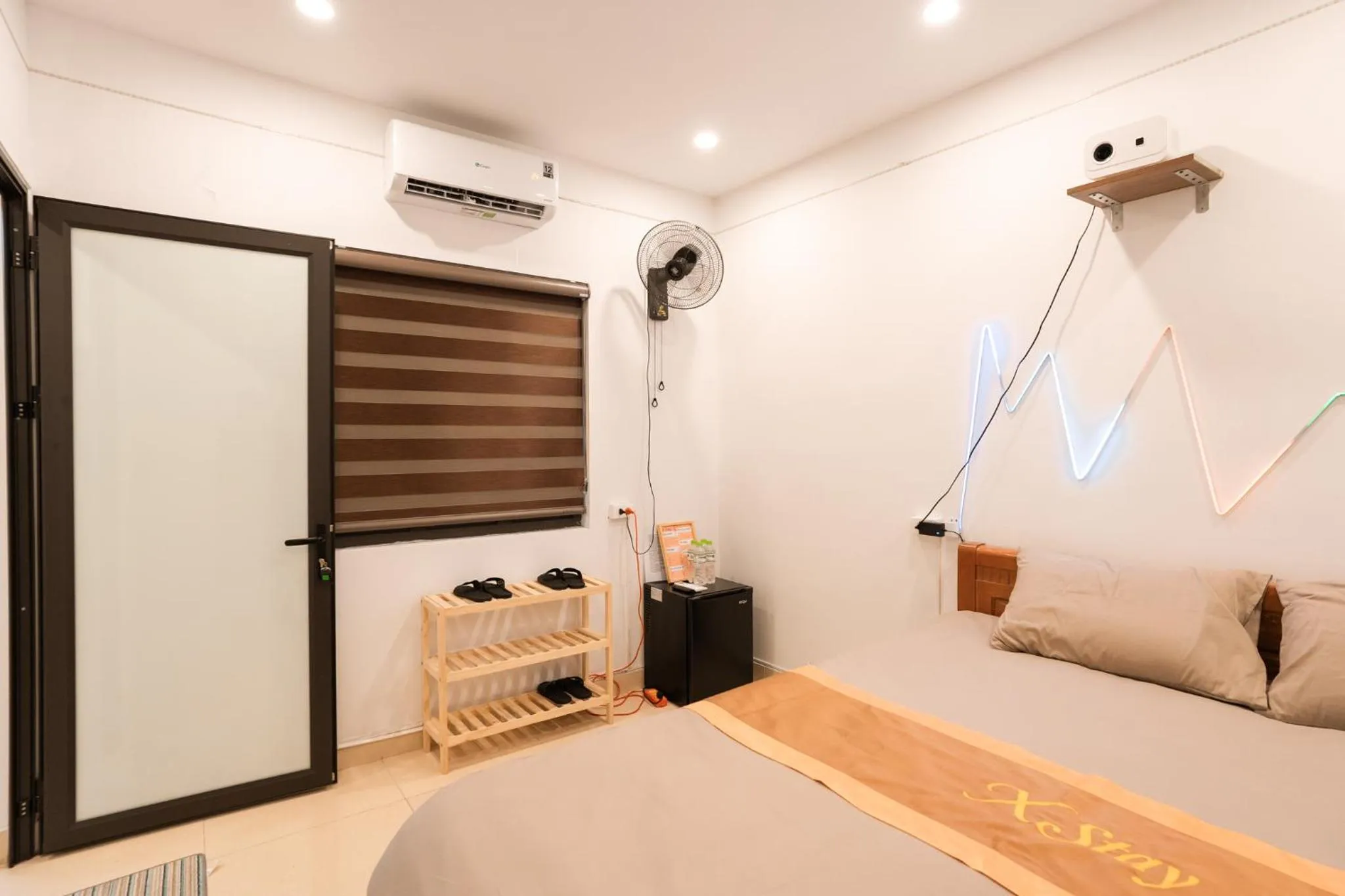 Communal lounge/ TV room, Bed in X-Stay Thư Trung
