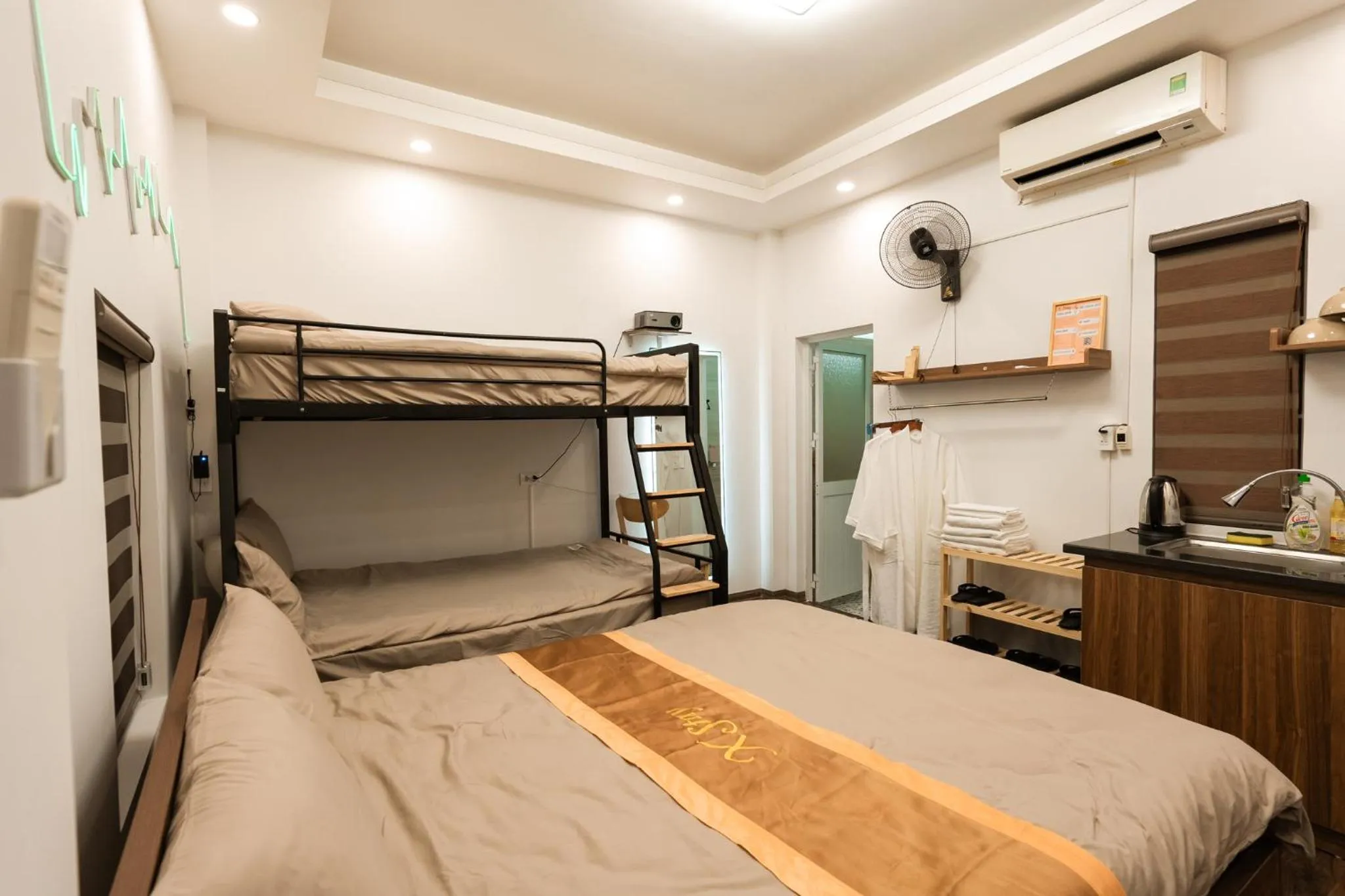 Bed in X-Stay Thư Trung