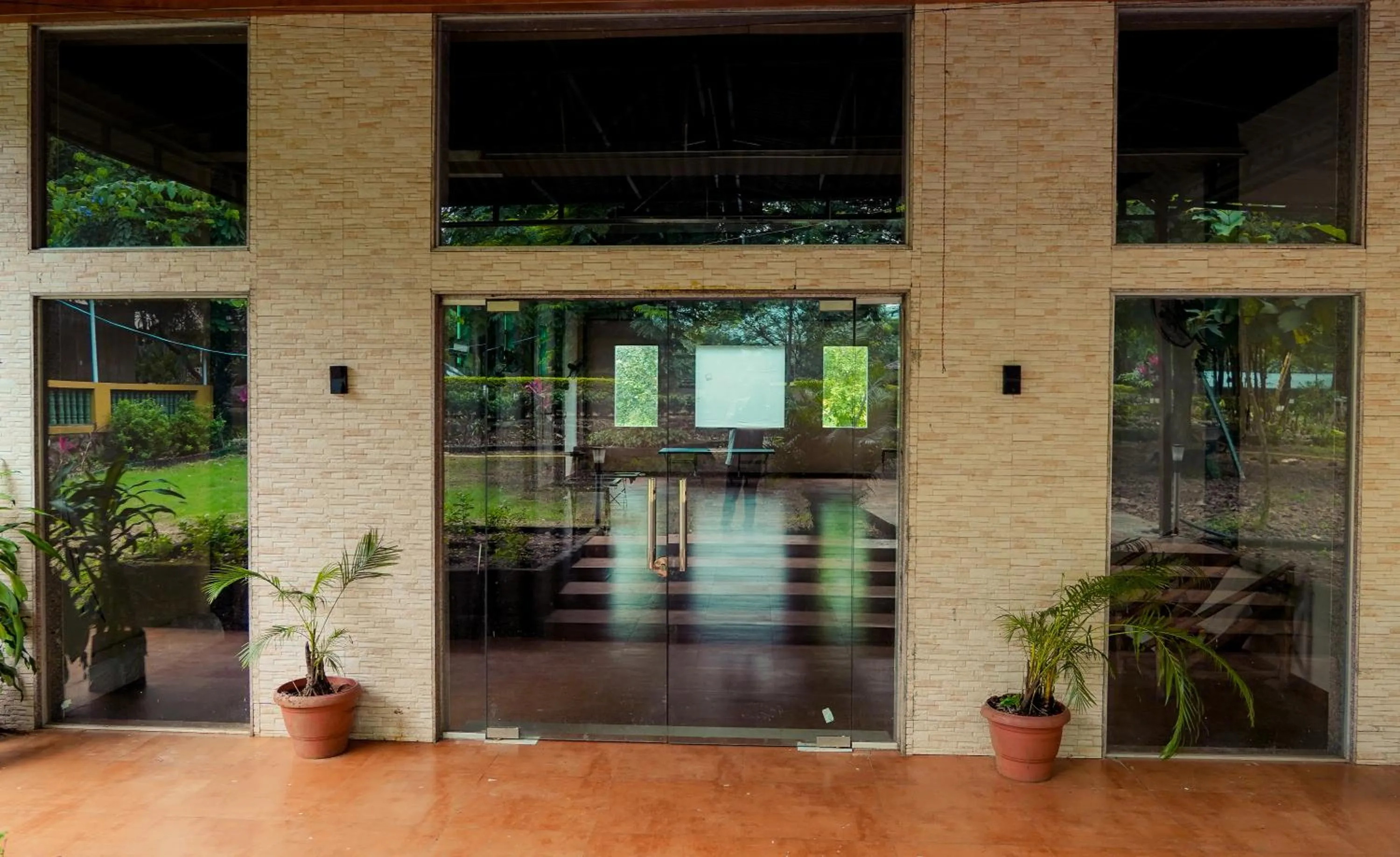 Restaurant/places to eat in Whispering Peepul Resort