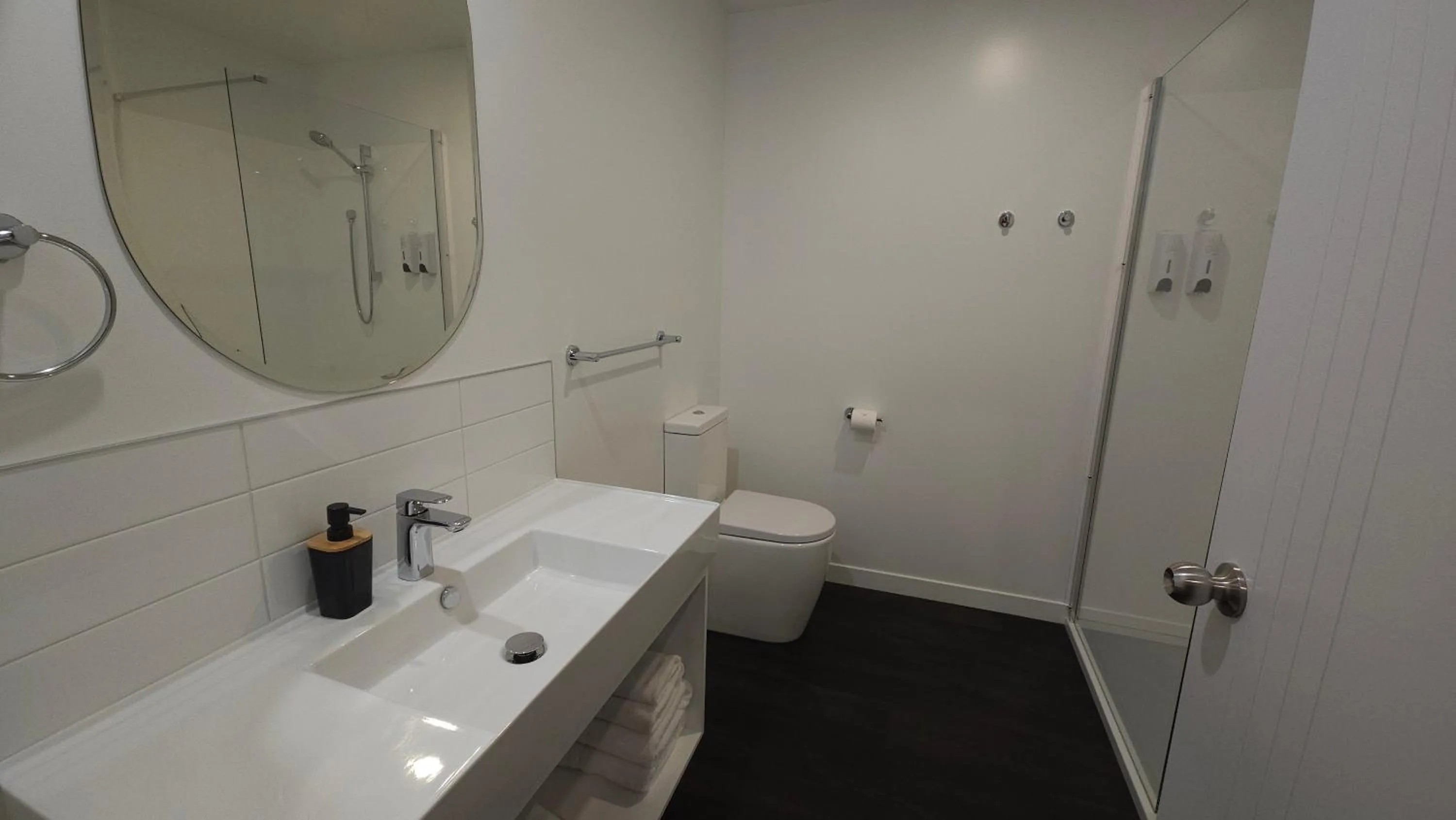 Bathroom in Alps Motel & Apartments