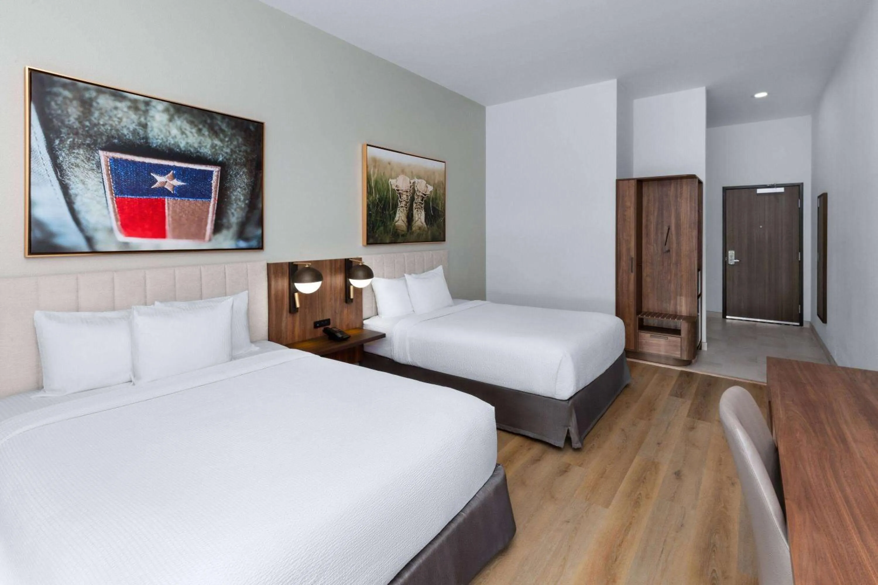 Photo of the whole room, Bed in La Quinta Inn & Suites by Wyndham San Antonio at the RIM