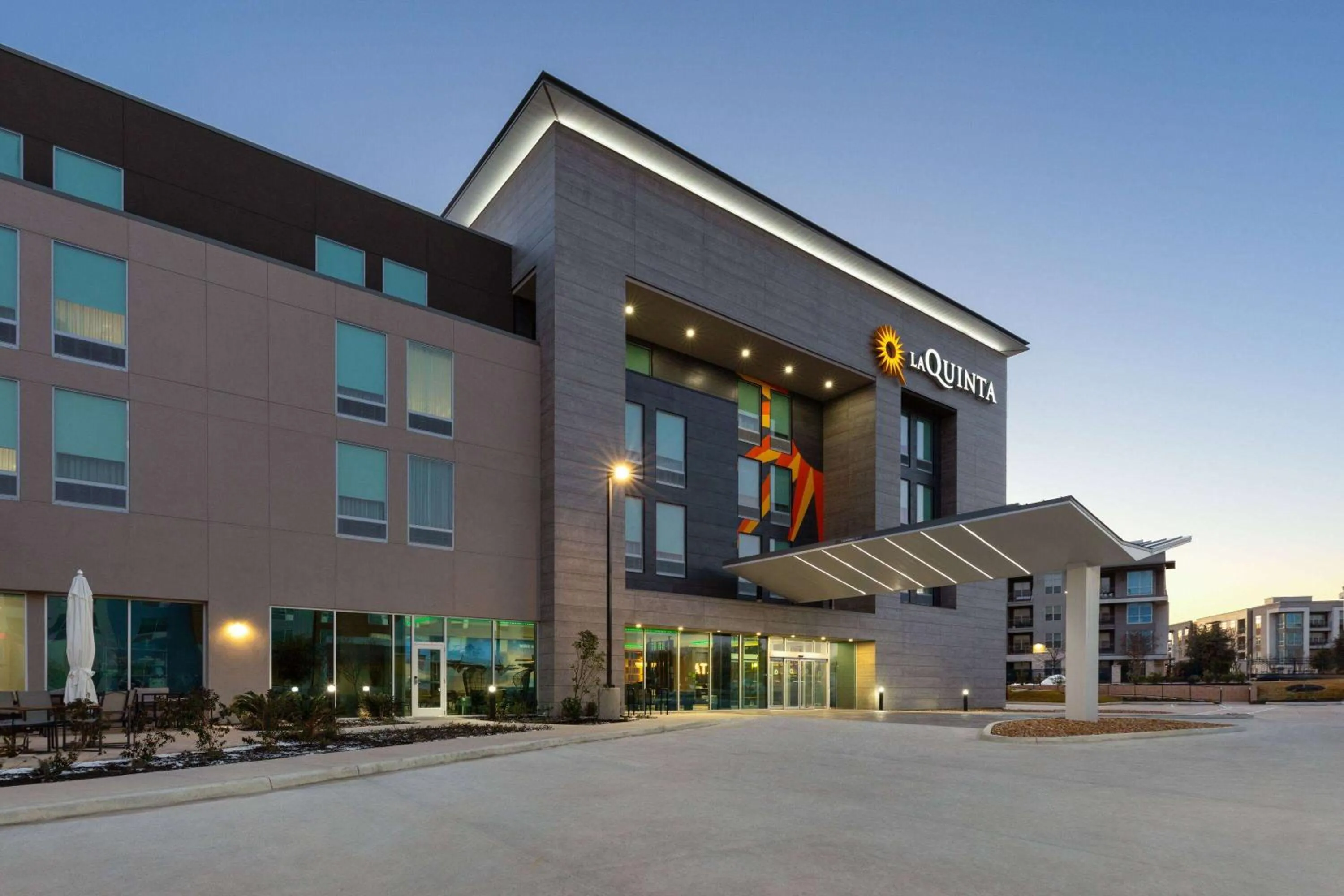 Property building in La Quinta Inn & Suites by Wyndham San Antonio at the RIM