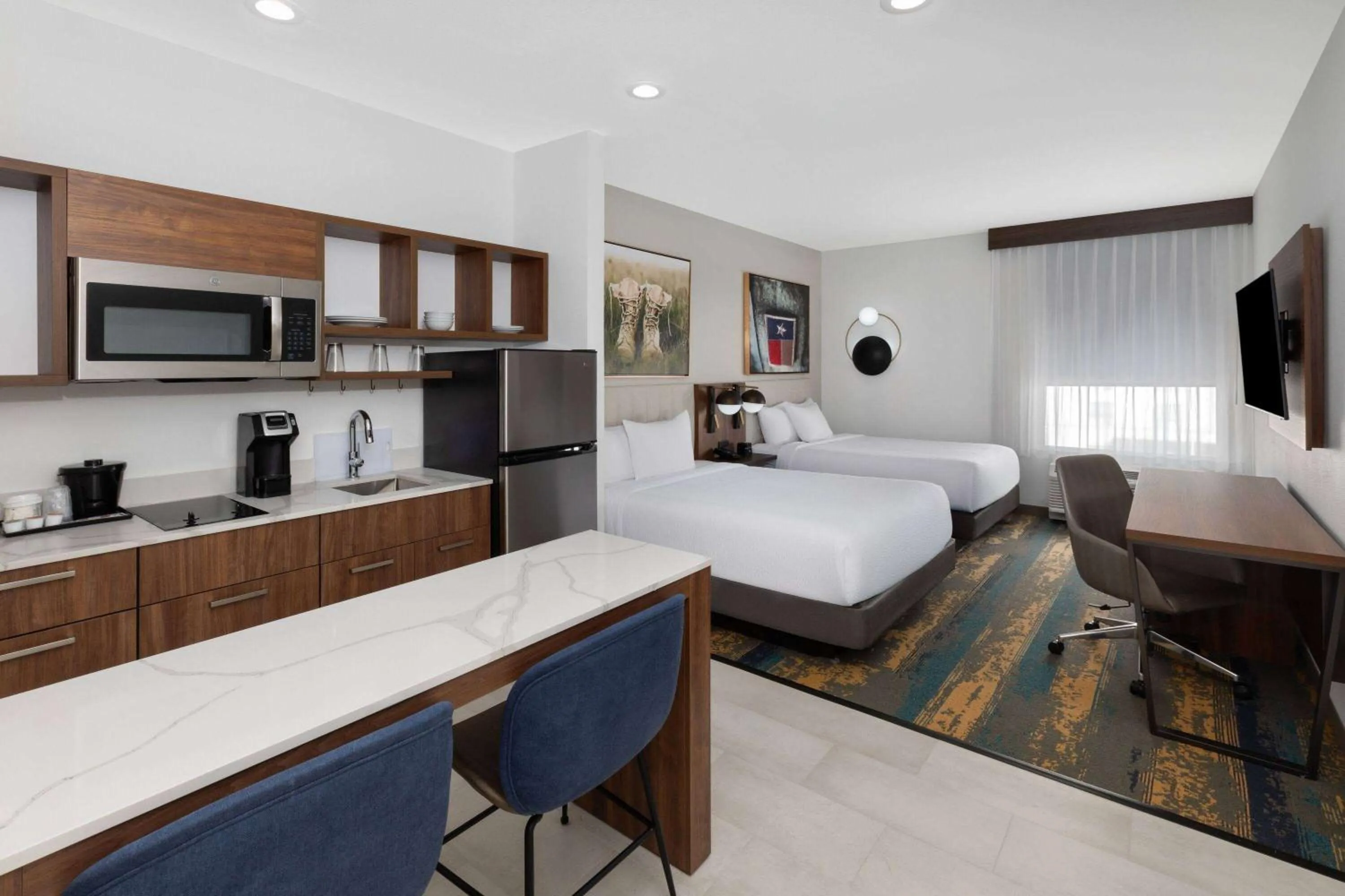 Photo of the whole room, Bed in La Quinta Inn & Suites by Wyndham San Antonio at the RIM