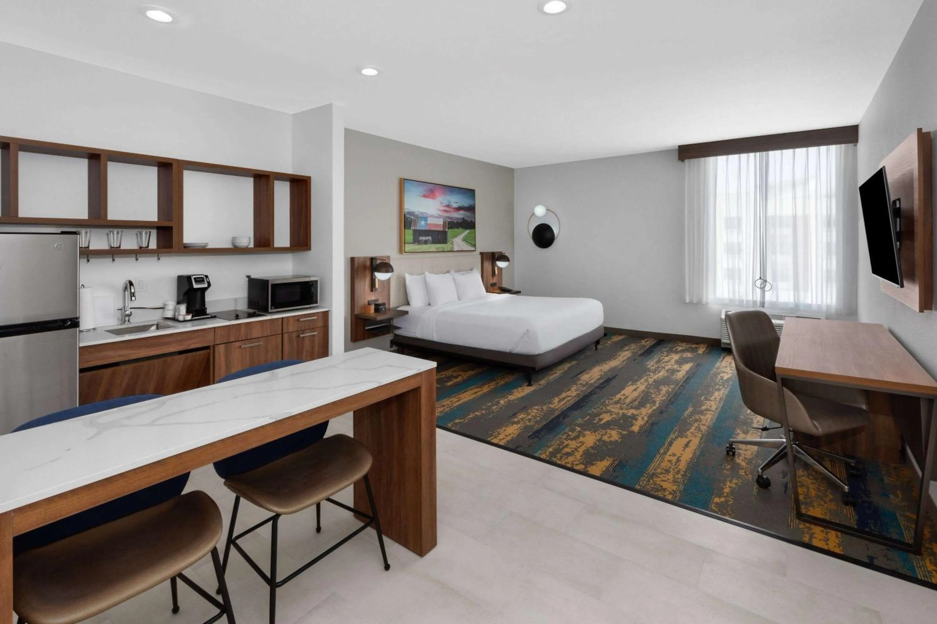 Kitchen or kitchenette, Bed in La Quinta Inn & Suites by Wyndham San Antonio at the RIM