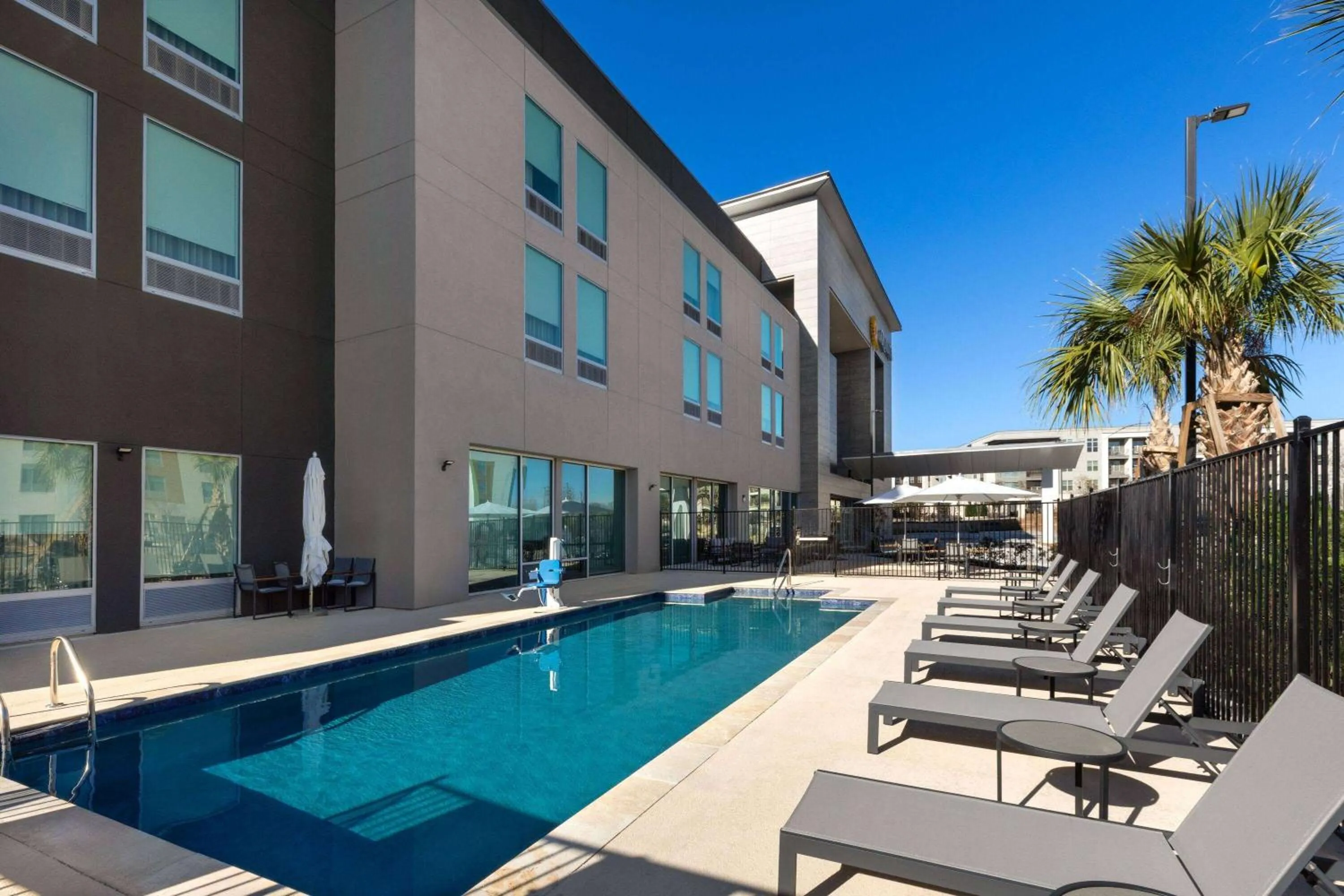 Balcony/Terrace in La Quinta Inn & Suites by Wyndham San Antonio at the RIM