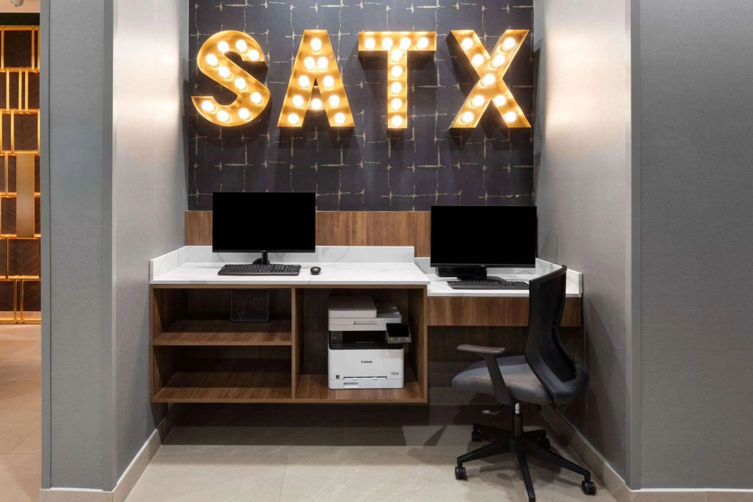 Business facilities in La Quinta Inn & Suites by Wyndham San Antonio at the RIM