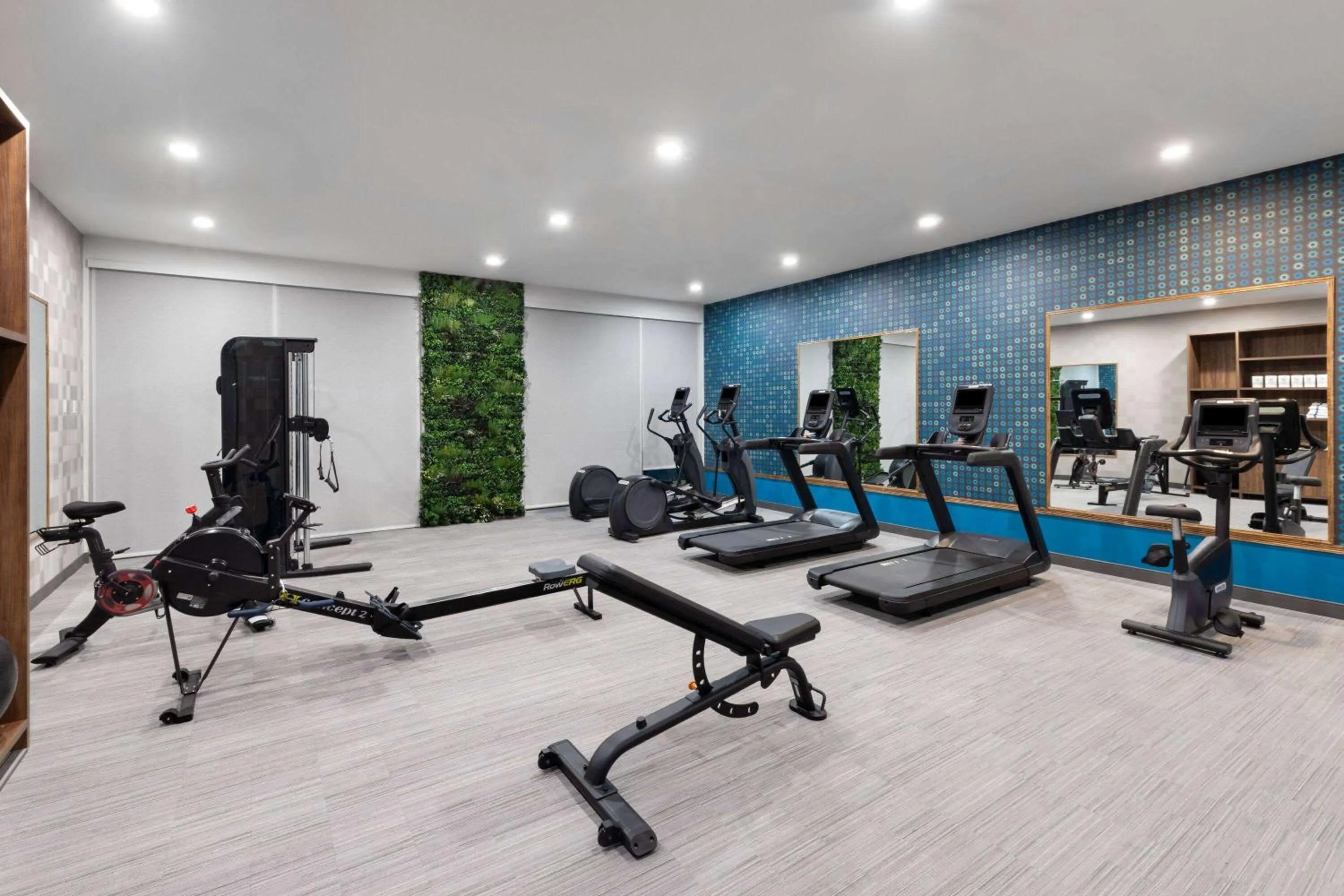 Fitness centre/facilities in La Quinta Inn & Suites by Wyndham San Antonio at the RIM