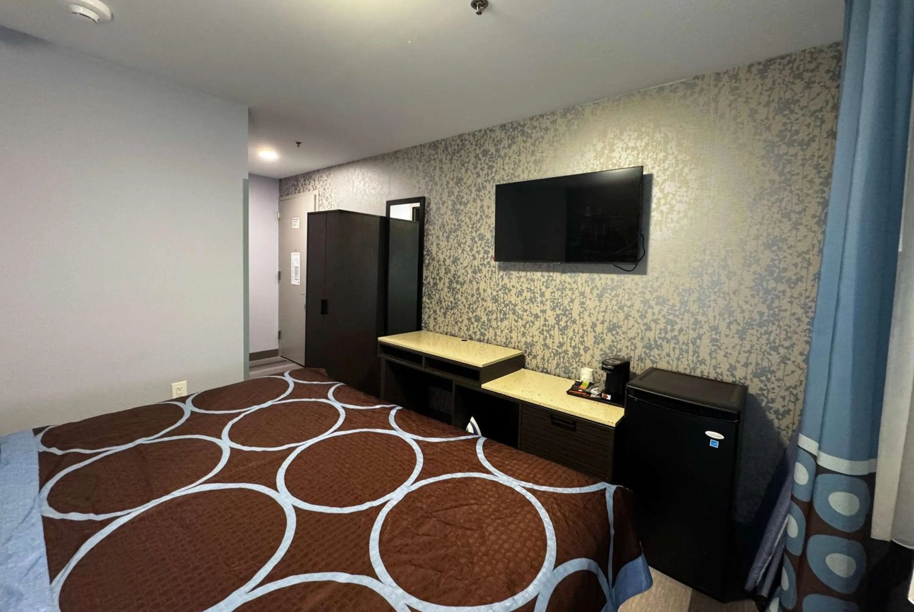 Photo of the whole room, Bed in Super 8 by Wyndham Brooklyn Fulton Street Broadway Junction