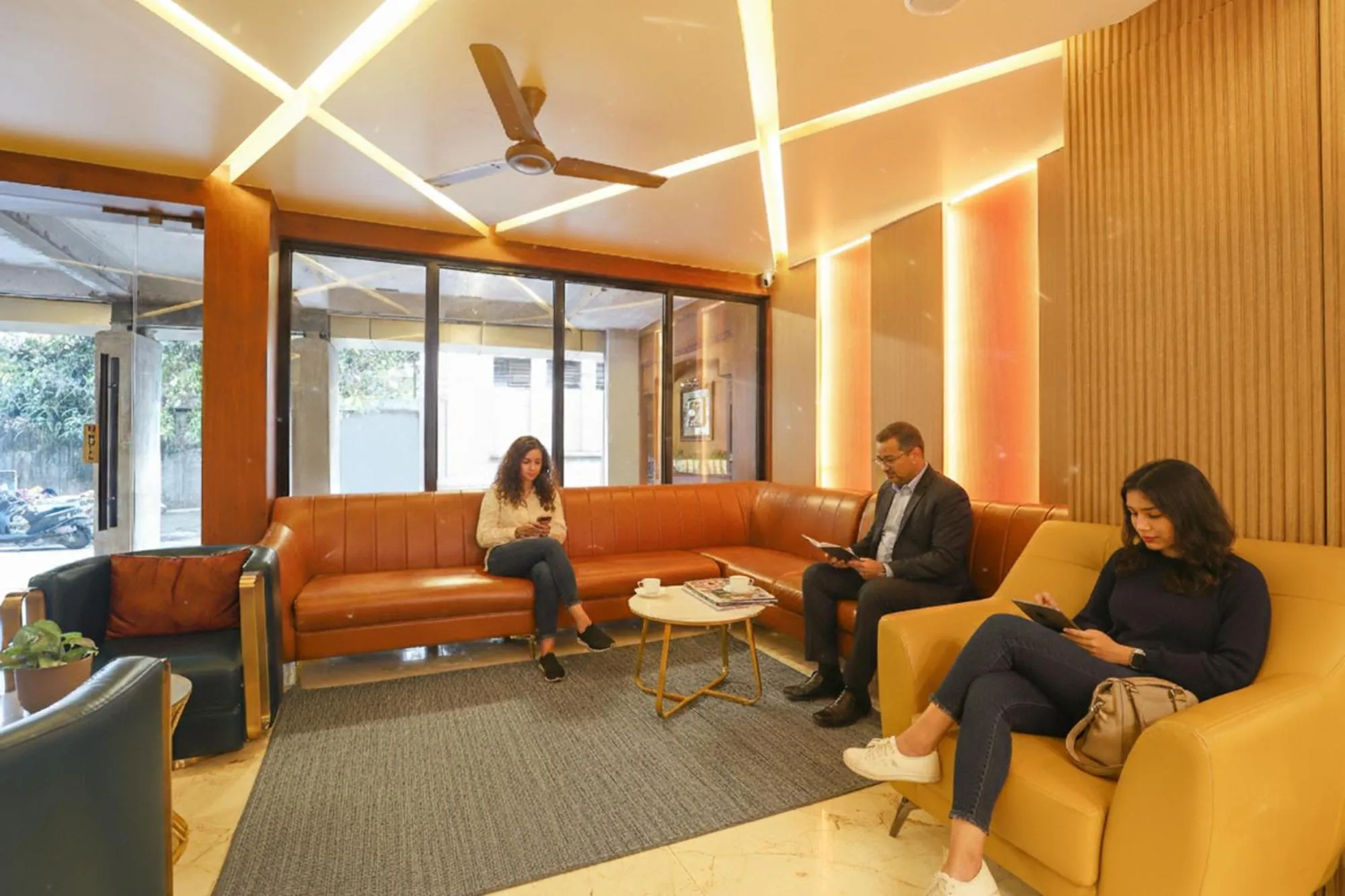 Seating area in FabHotel Nestlay Rooms High Court - Nr Parry's Corner