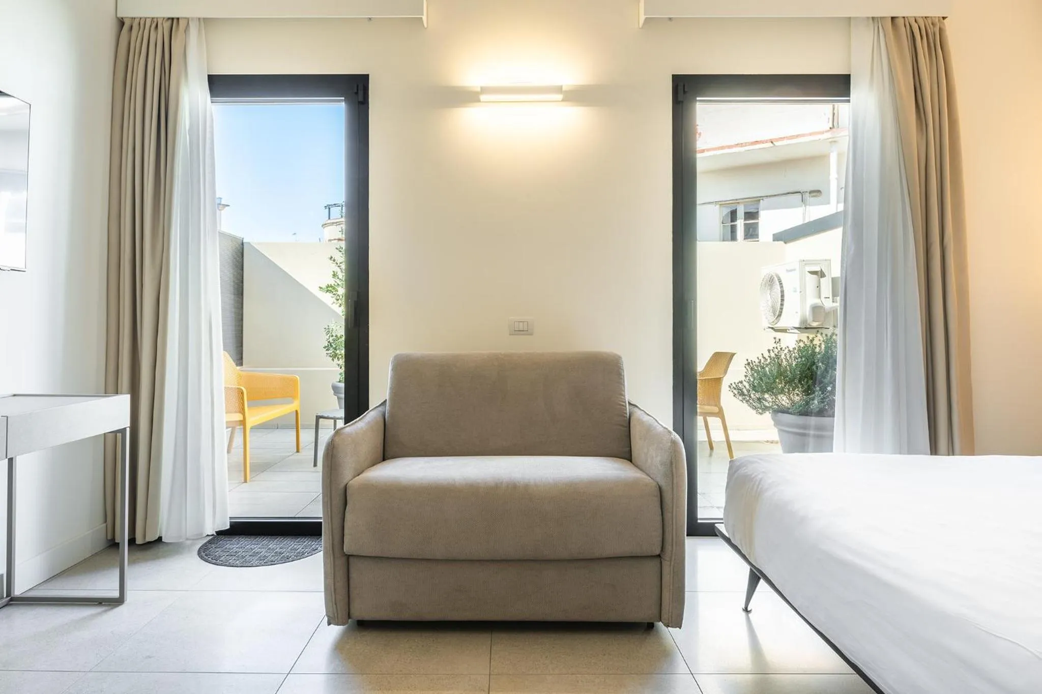 Seating area, Bed in Karalin Sonnino Suites