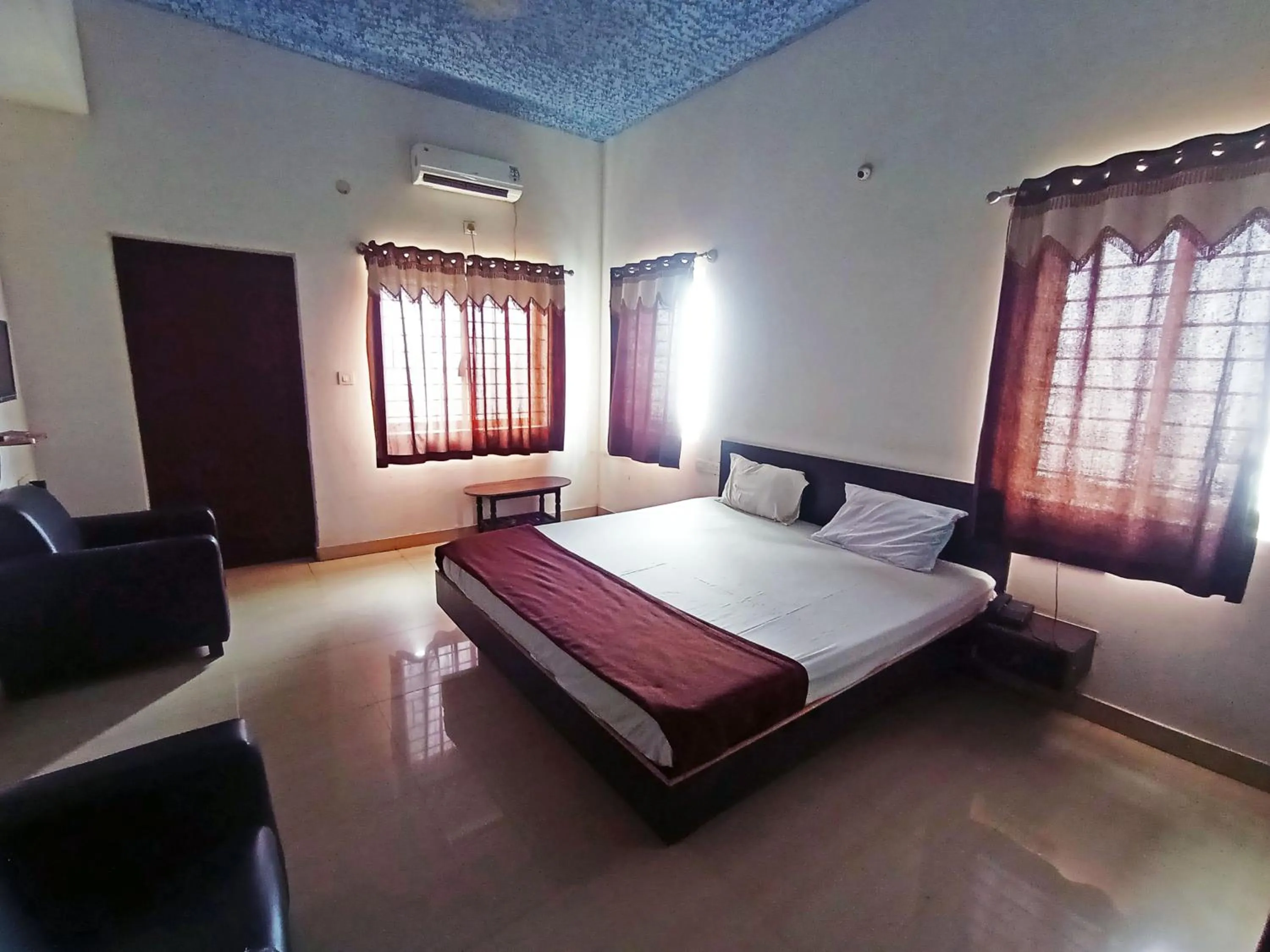 Bedroom in Savanur Deluxe Lodge