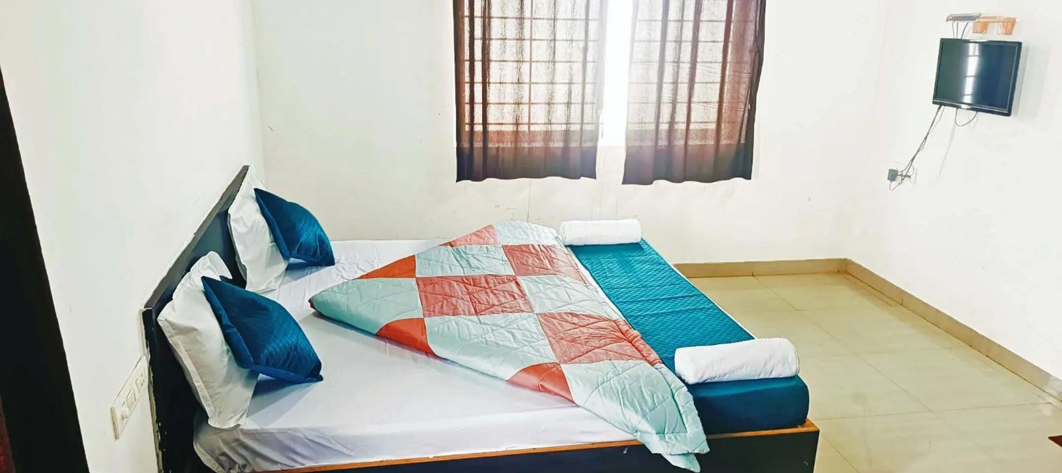 Savanur Deluxe Lodge