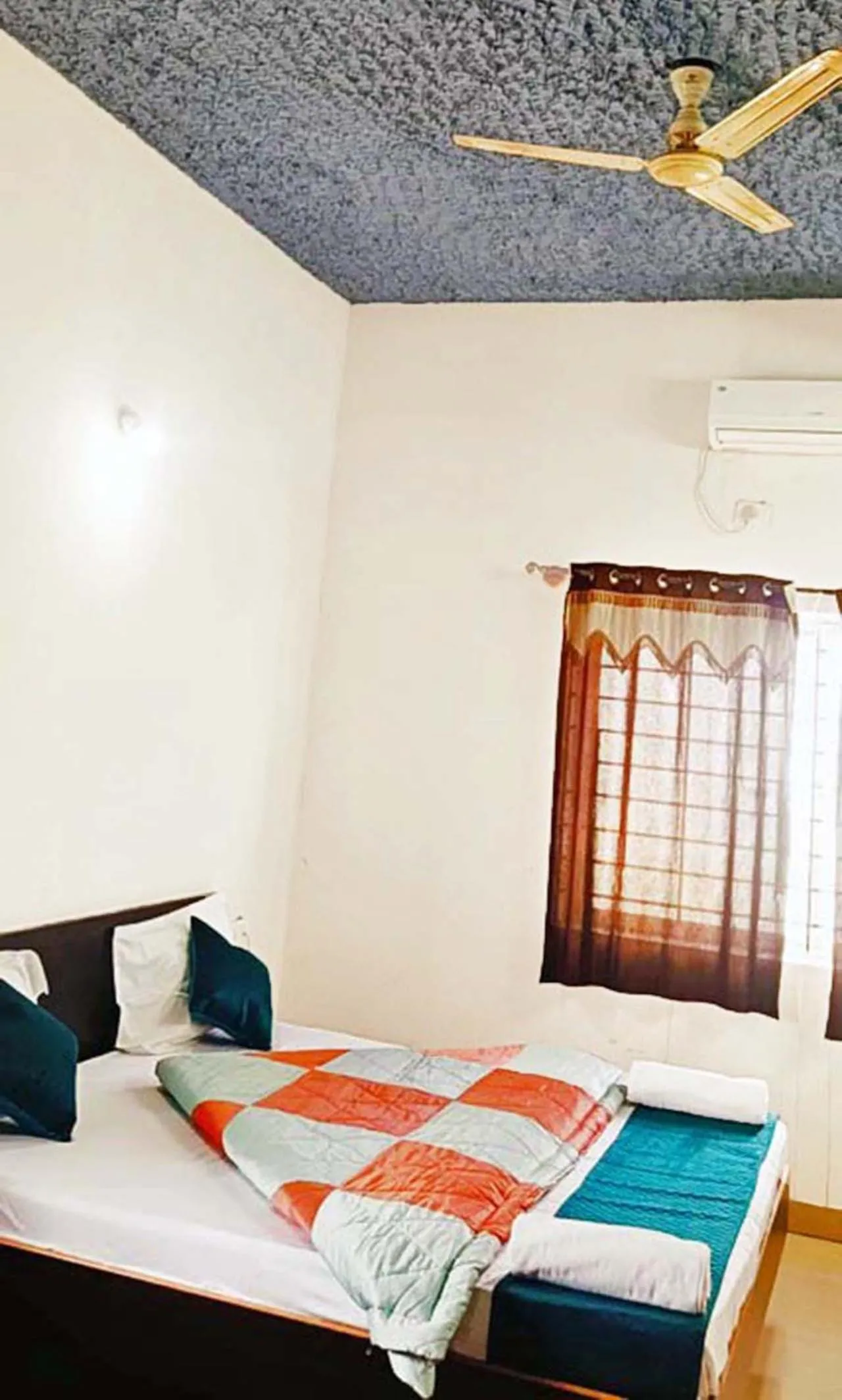 Savanur Deluxe Lodge