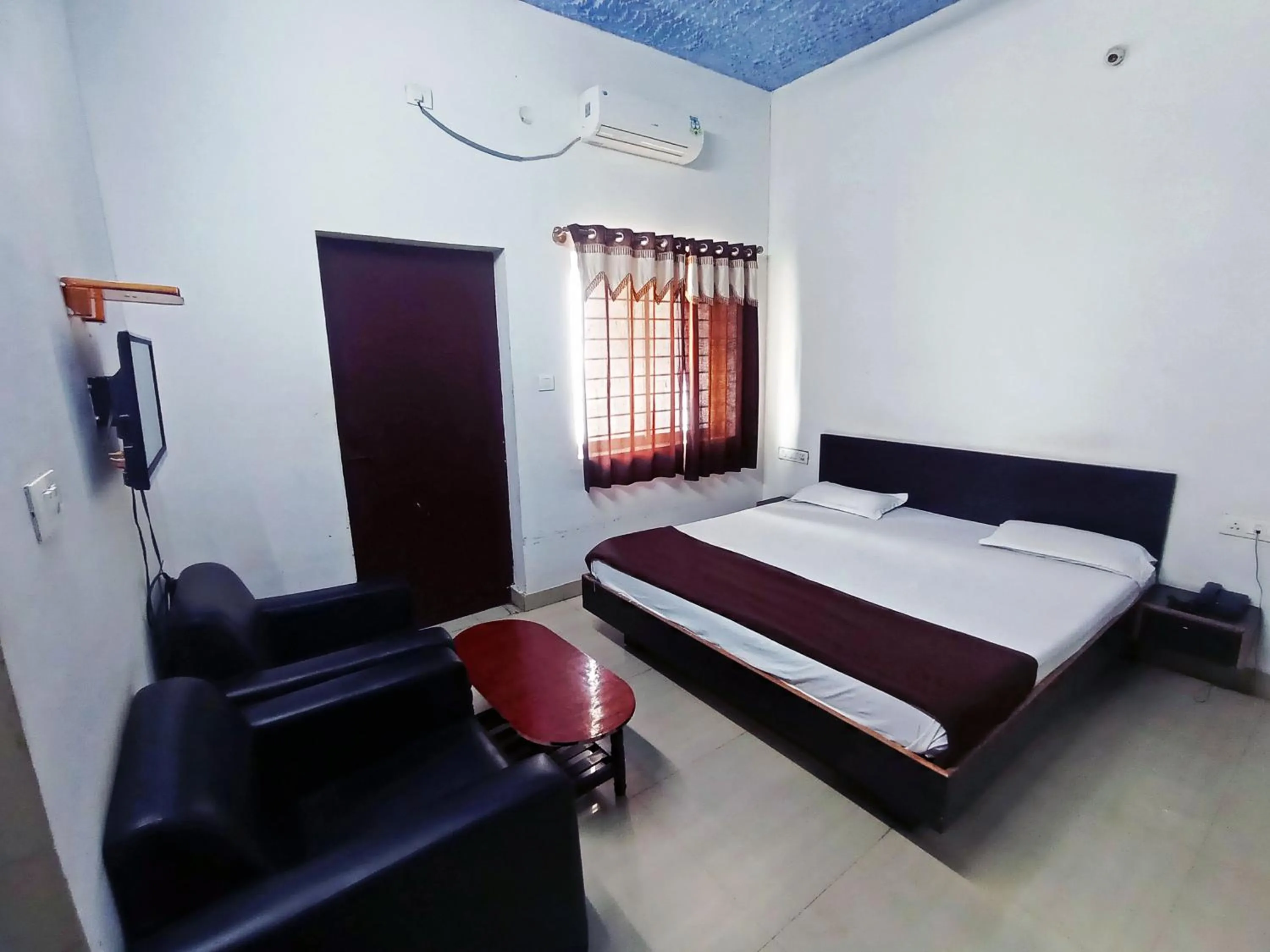 Bedroom in Savanur Deluxe Lodge