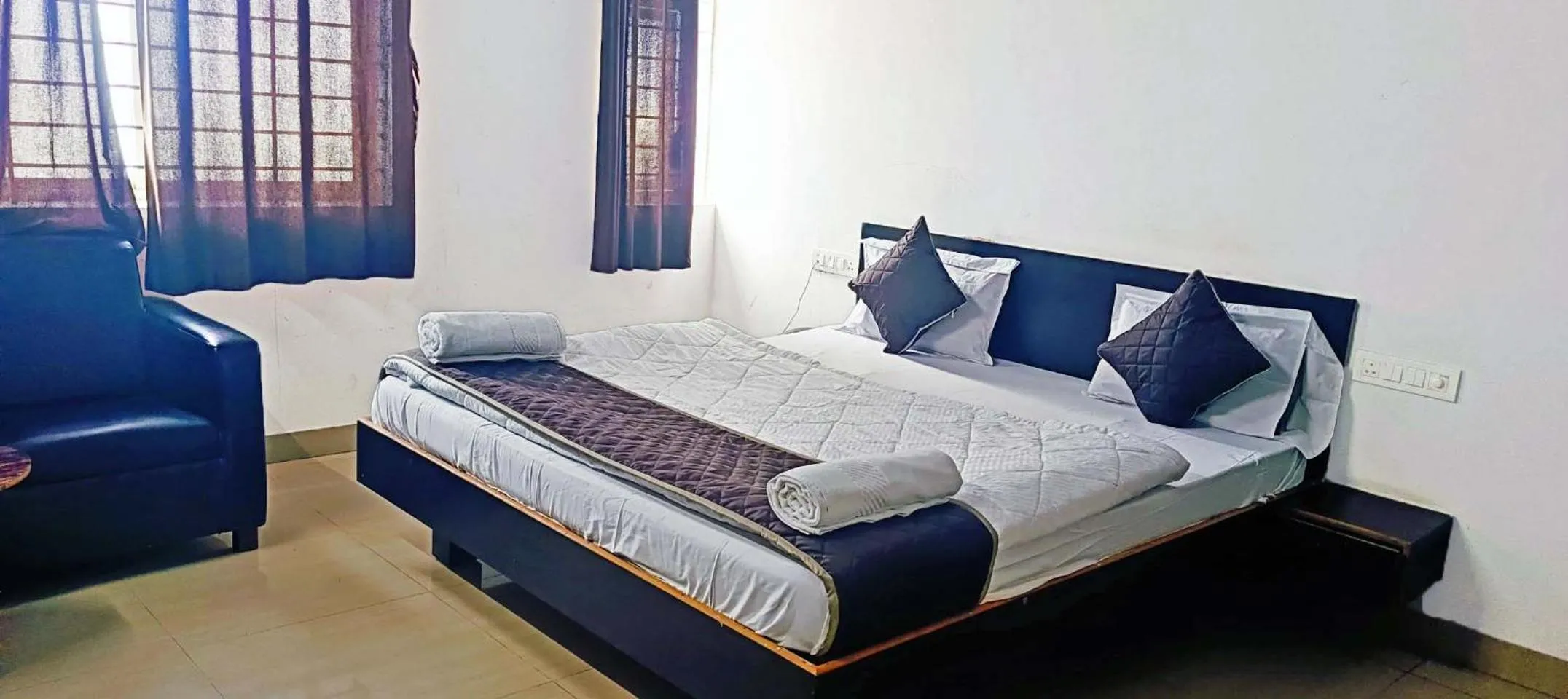 Savanur Deluxe Lodge