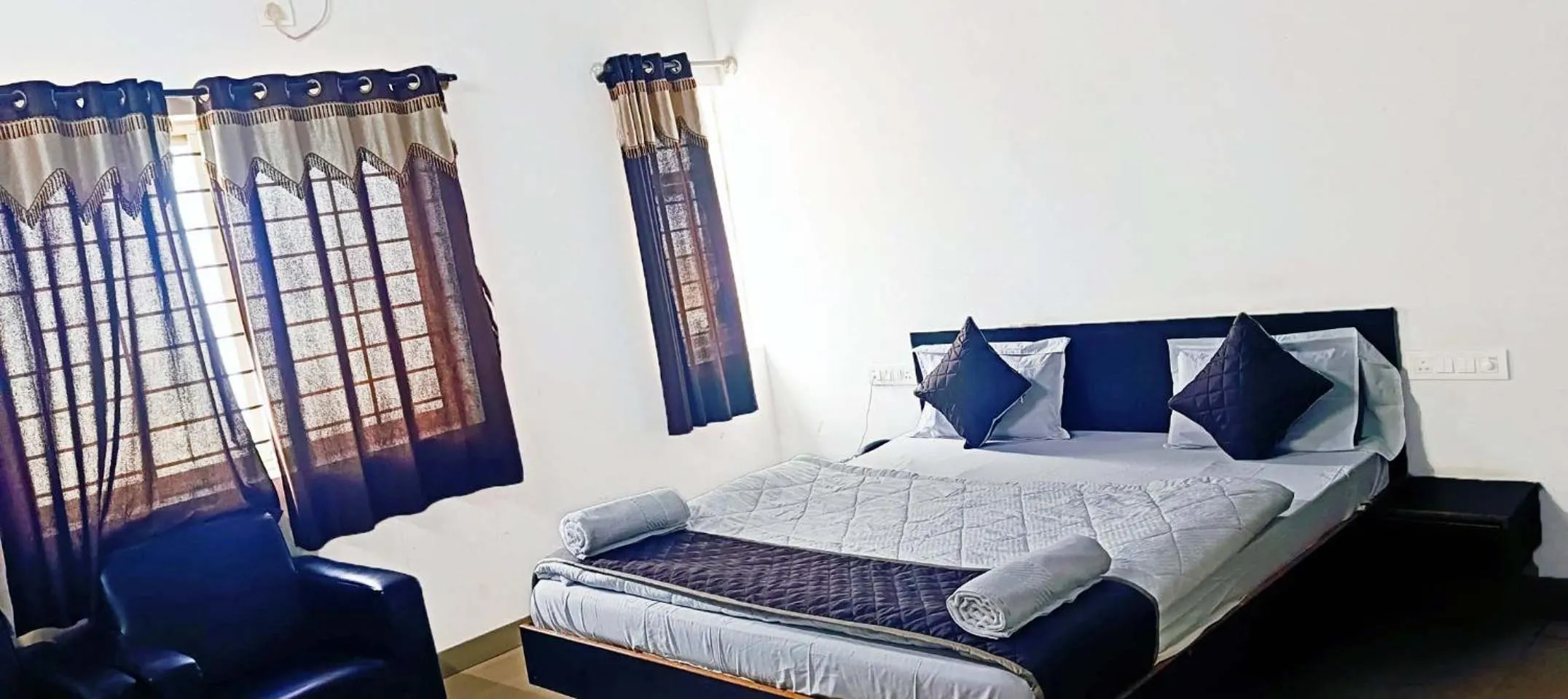 Savanur Deluxe Lodge