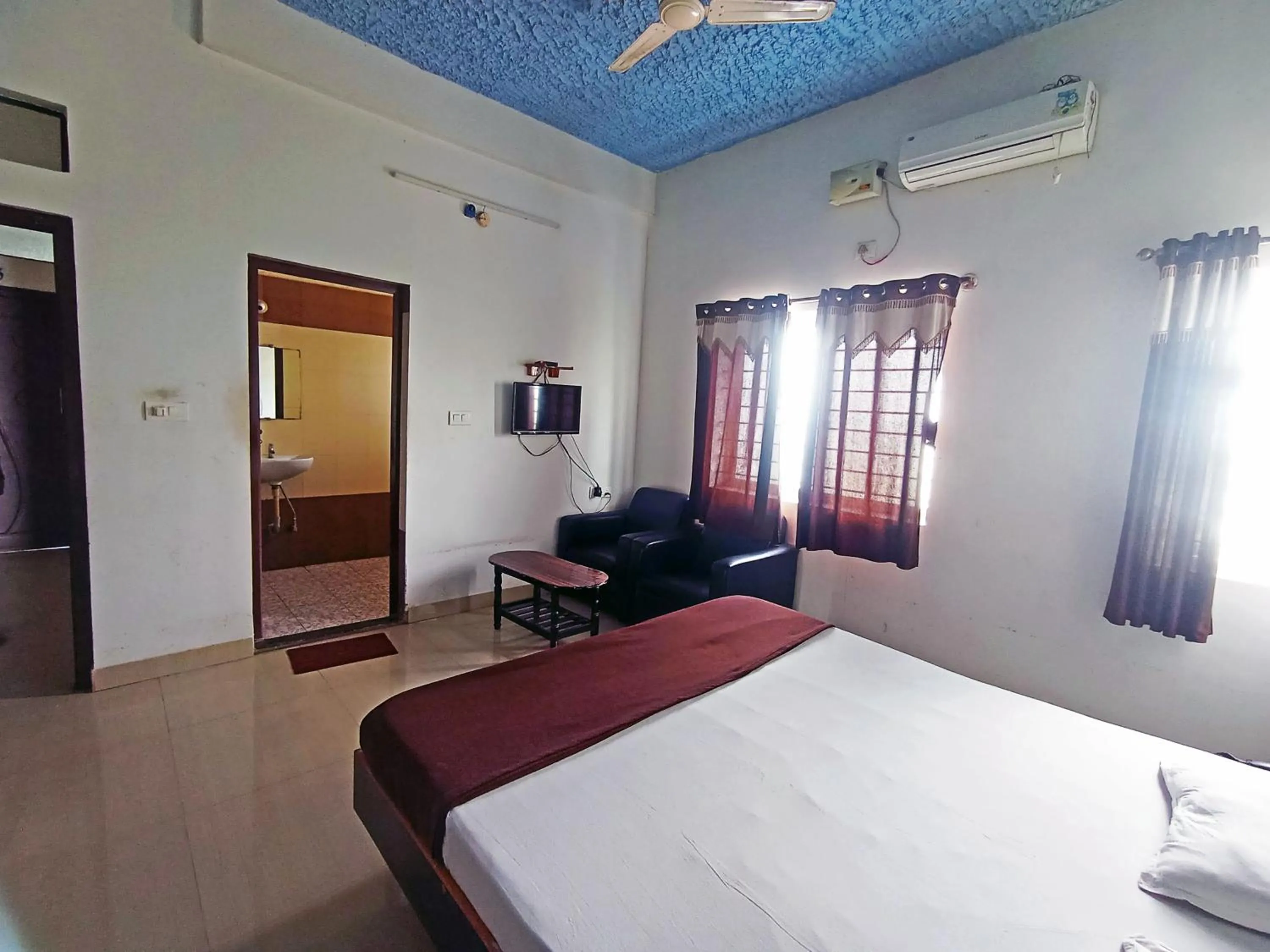 Bedroom in Savanur Deluxe Lodge