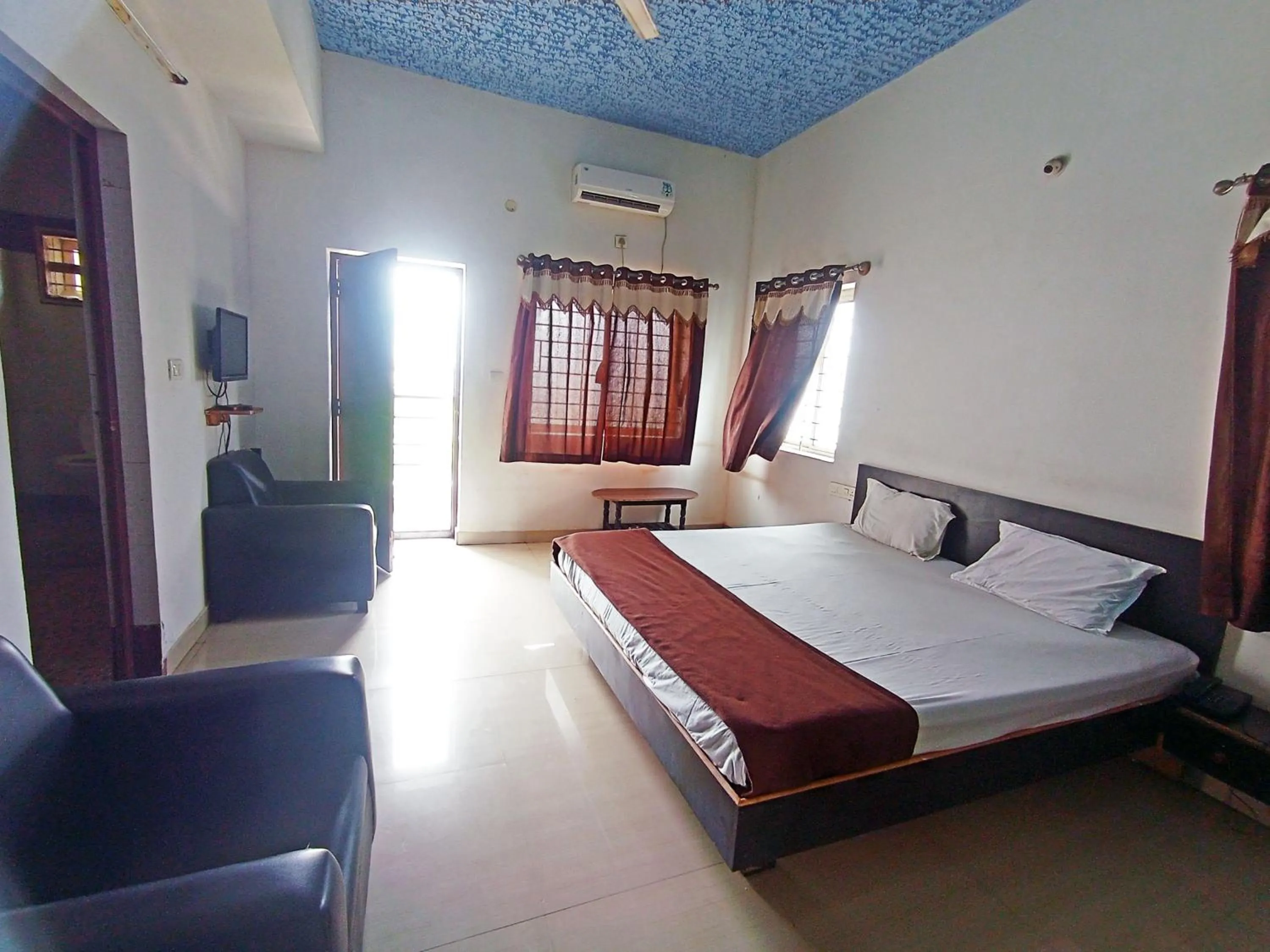 Bedroom in Savanur Deluxe Lodge