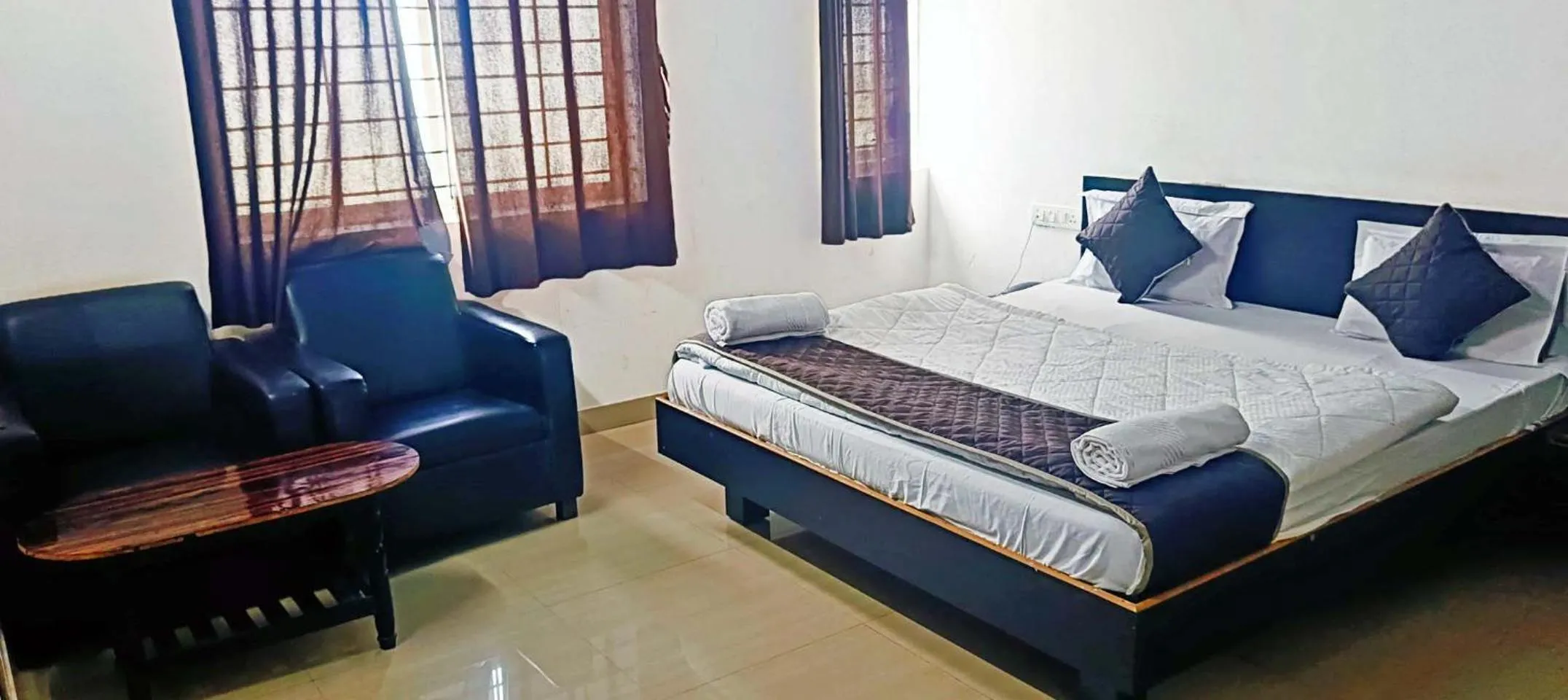 Savanur Deluxe Lodge