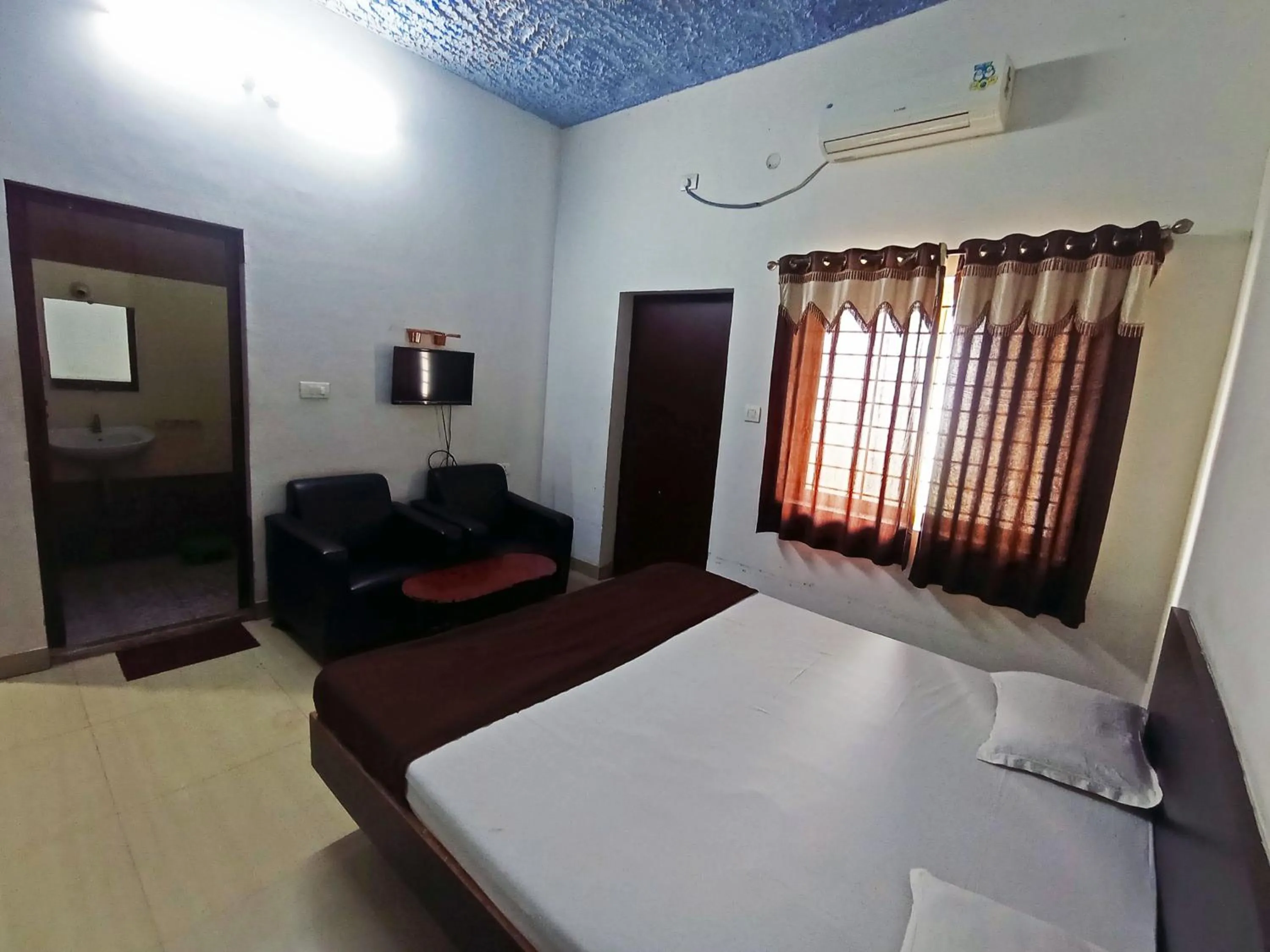 Bedroom in Savanur Deluxe Lodge