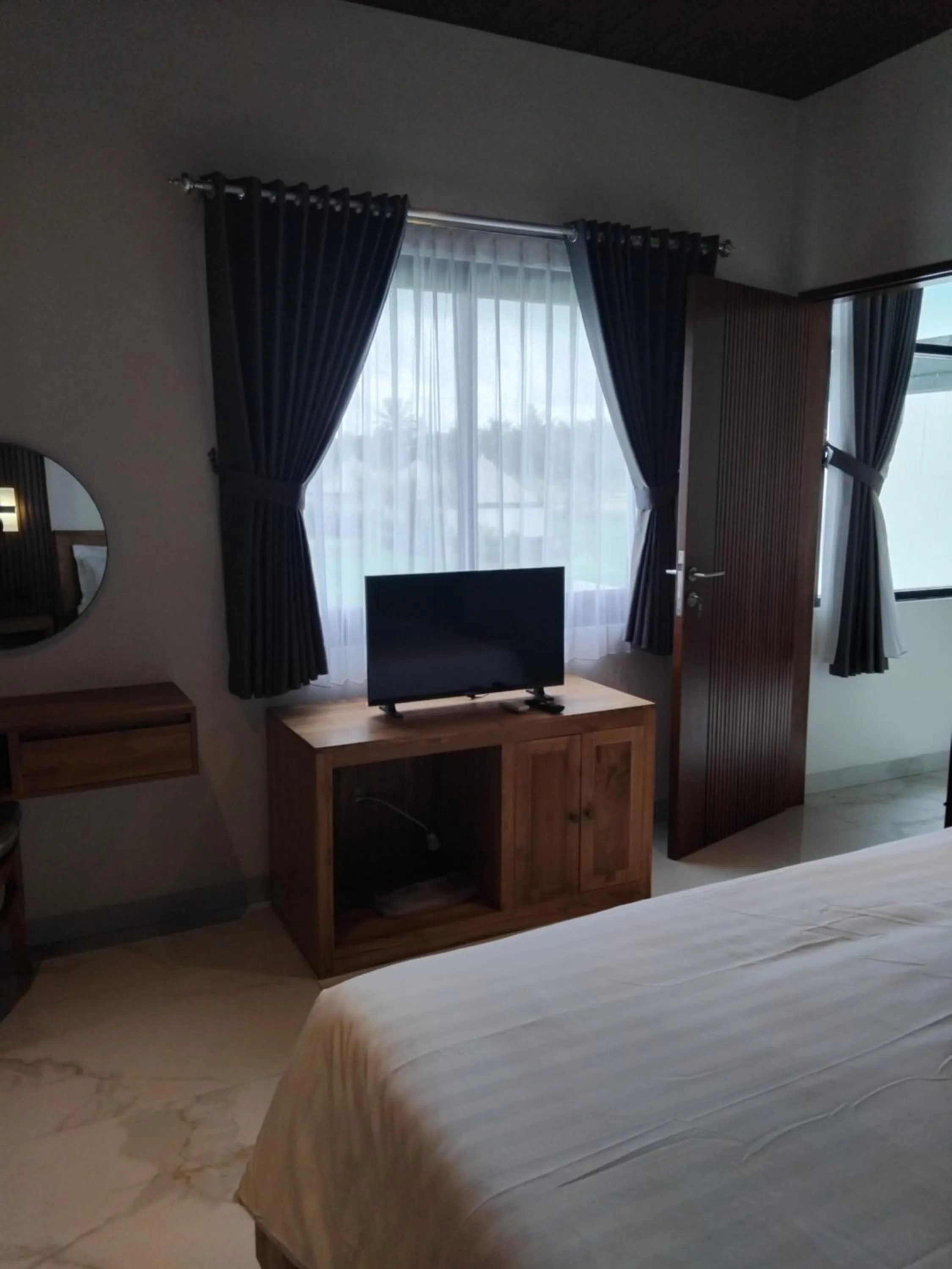 Communal lounge/ TV room, Bed in Sujiwa Ubud Hotel & Villa