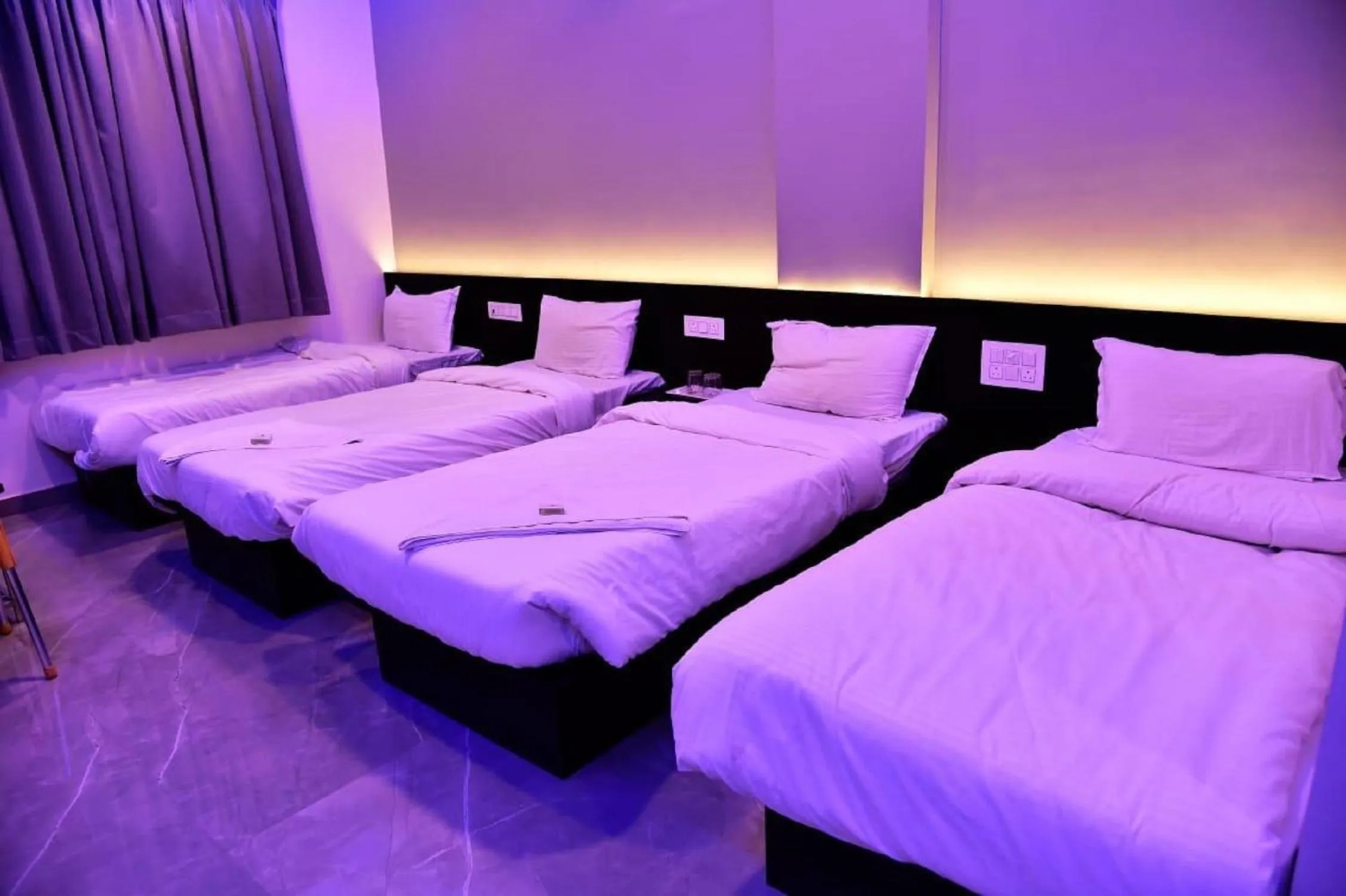 Bed in Hotel President Palace, Akkalkot