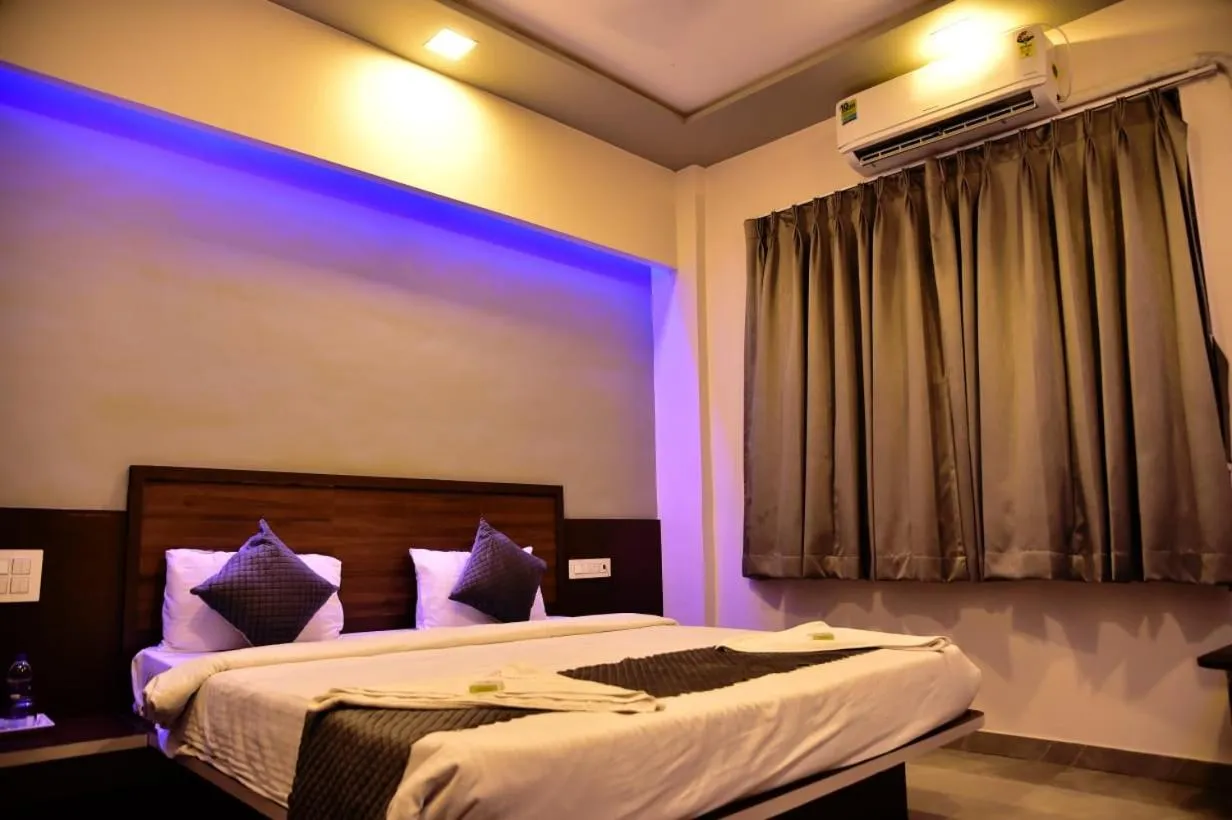 Bed in Hotel President Palace, Akkalkot