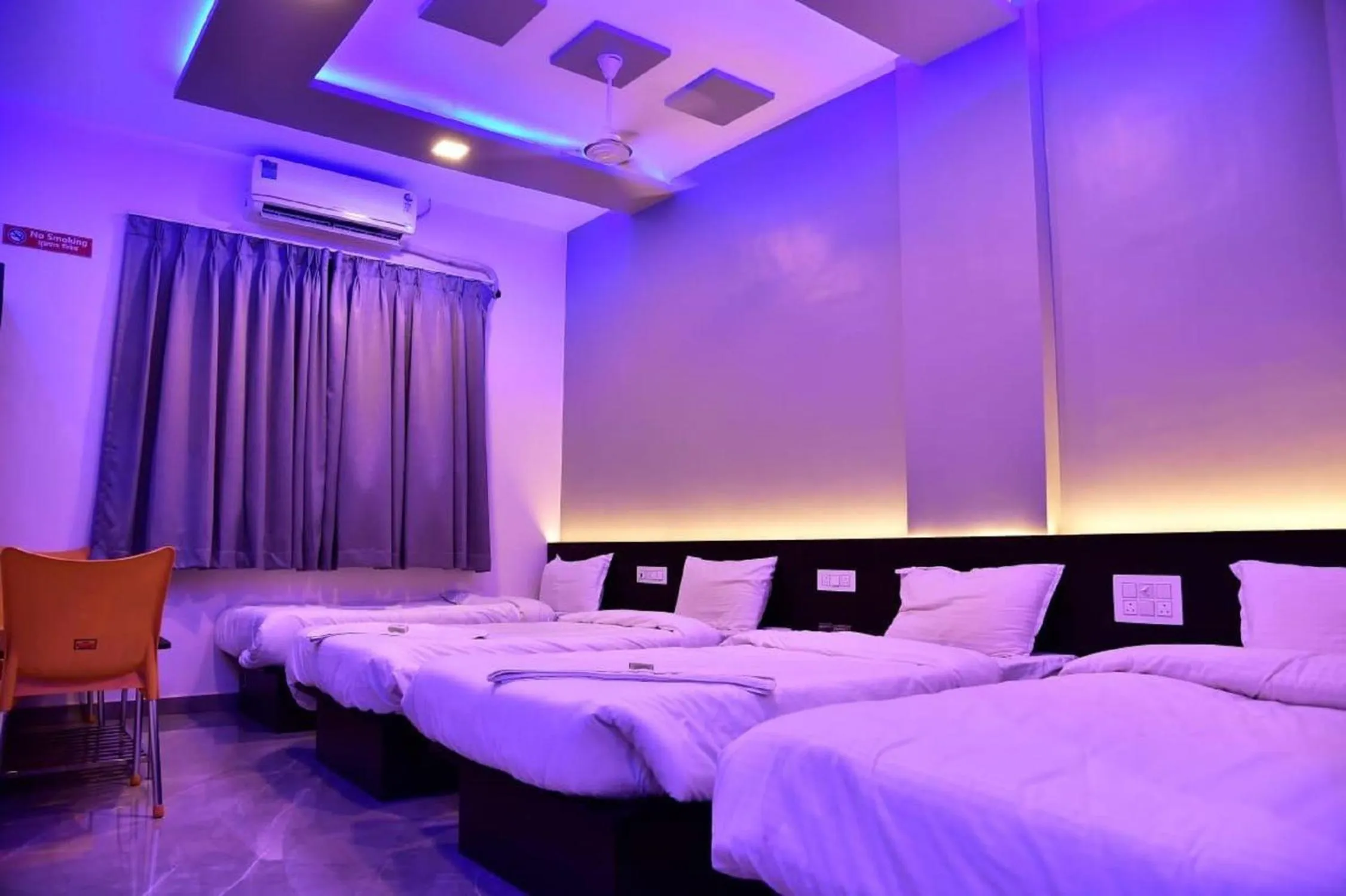 Bed in Hotel President Palace, Akkalkot