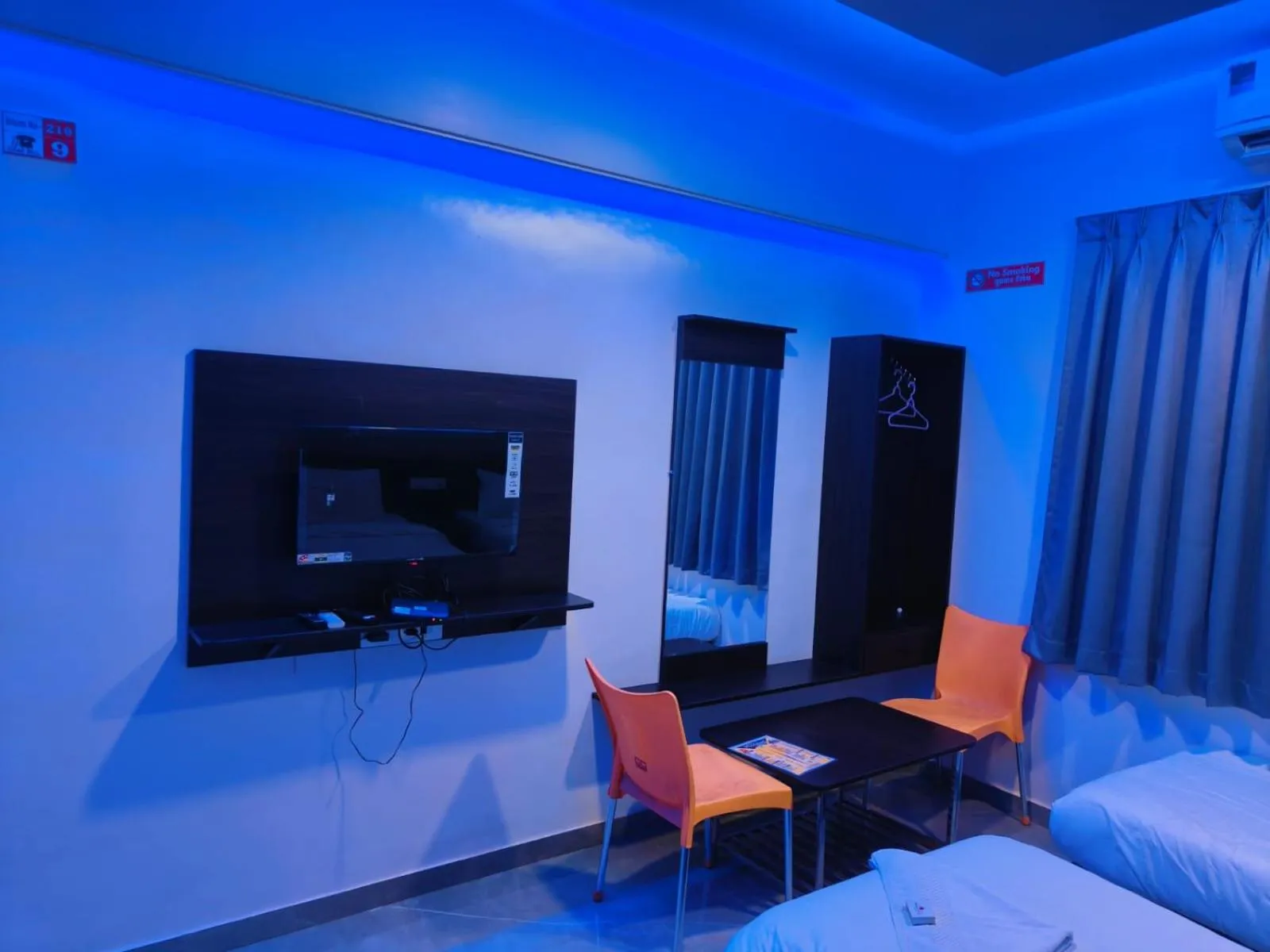 Seating area, Bed in Hotel President Palace, Akkalkot