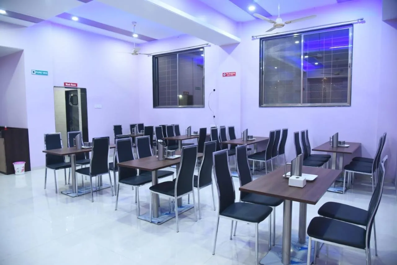 Restaurant/places to eat in Hotel President Palace, Akkalkot
