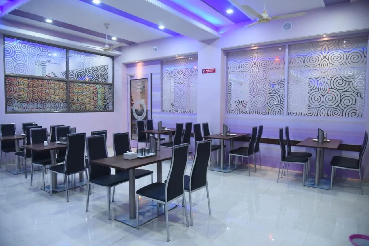 Restaurant/places to eat in Hotel President Palace, Akkalkot