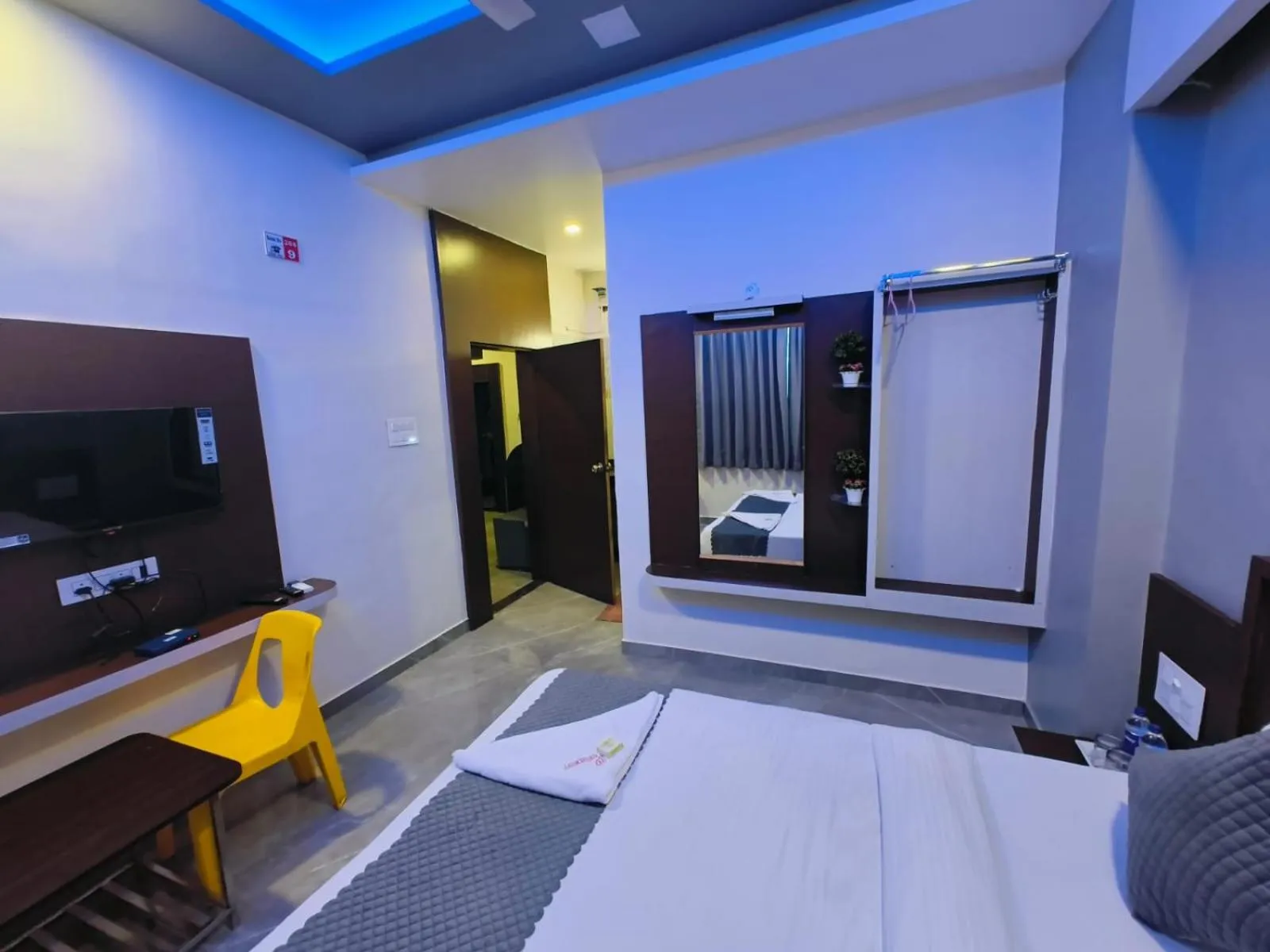 Bed in Hotel President Palace, Akkalkot