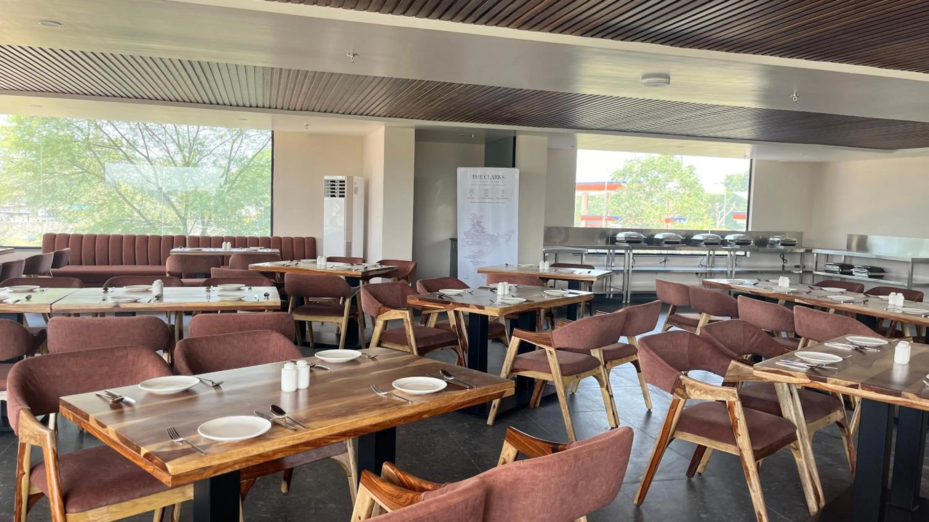 Restaurant/places to eat in Clarks Inn Suites Jaipur