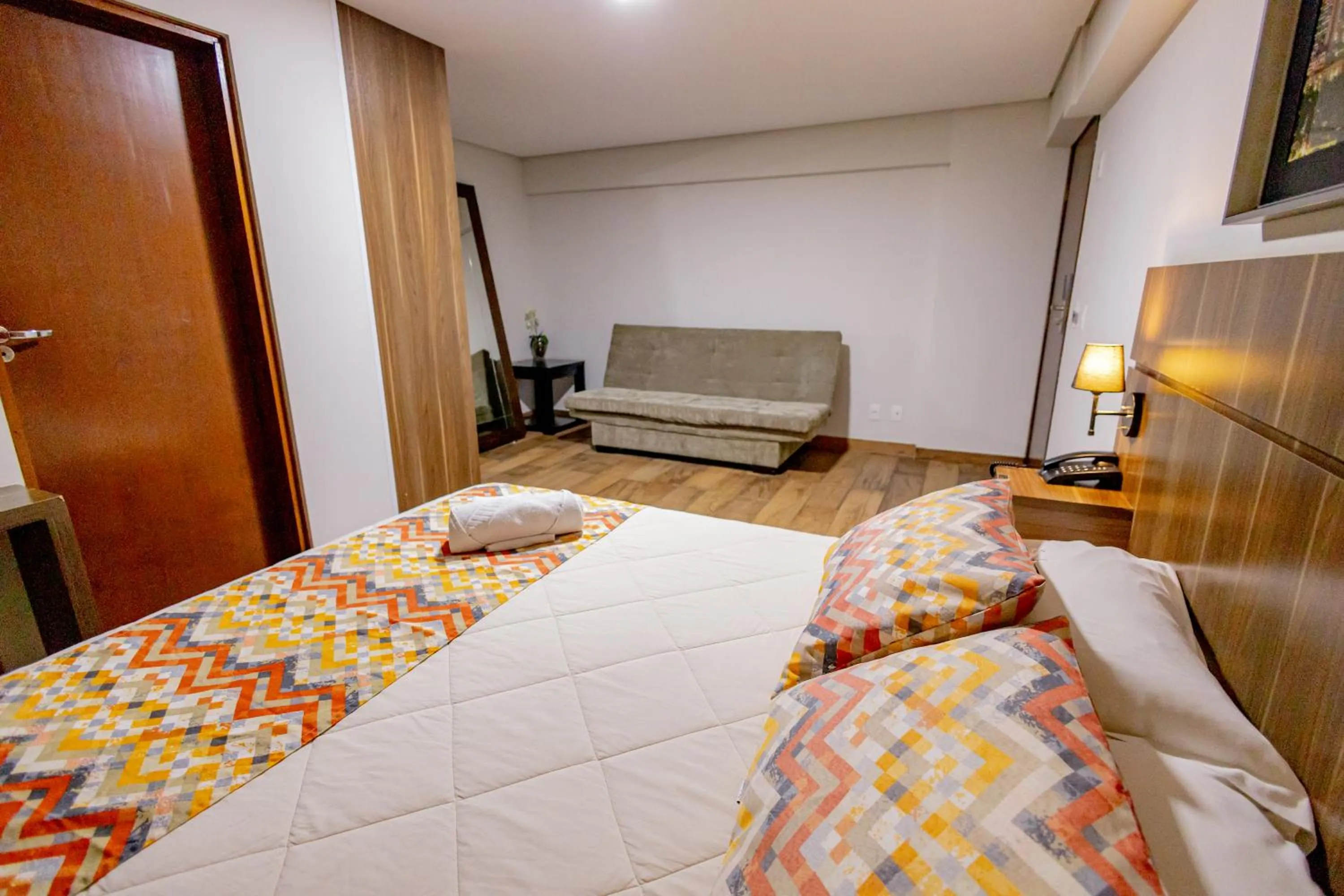 Bed in Padom Business Hotel