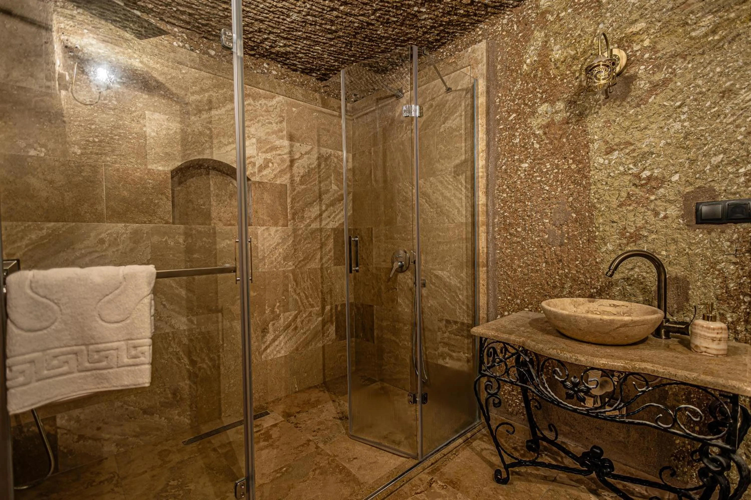 Breakfast in Zümrütü anka cave