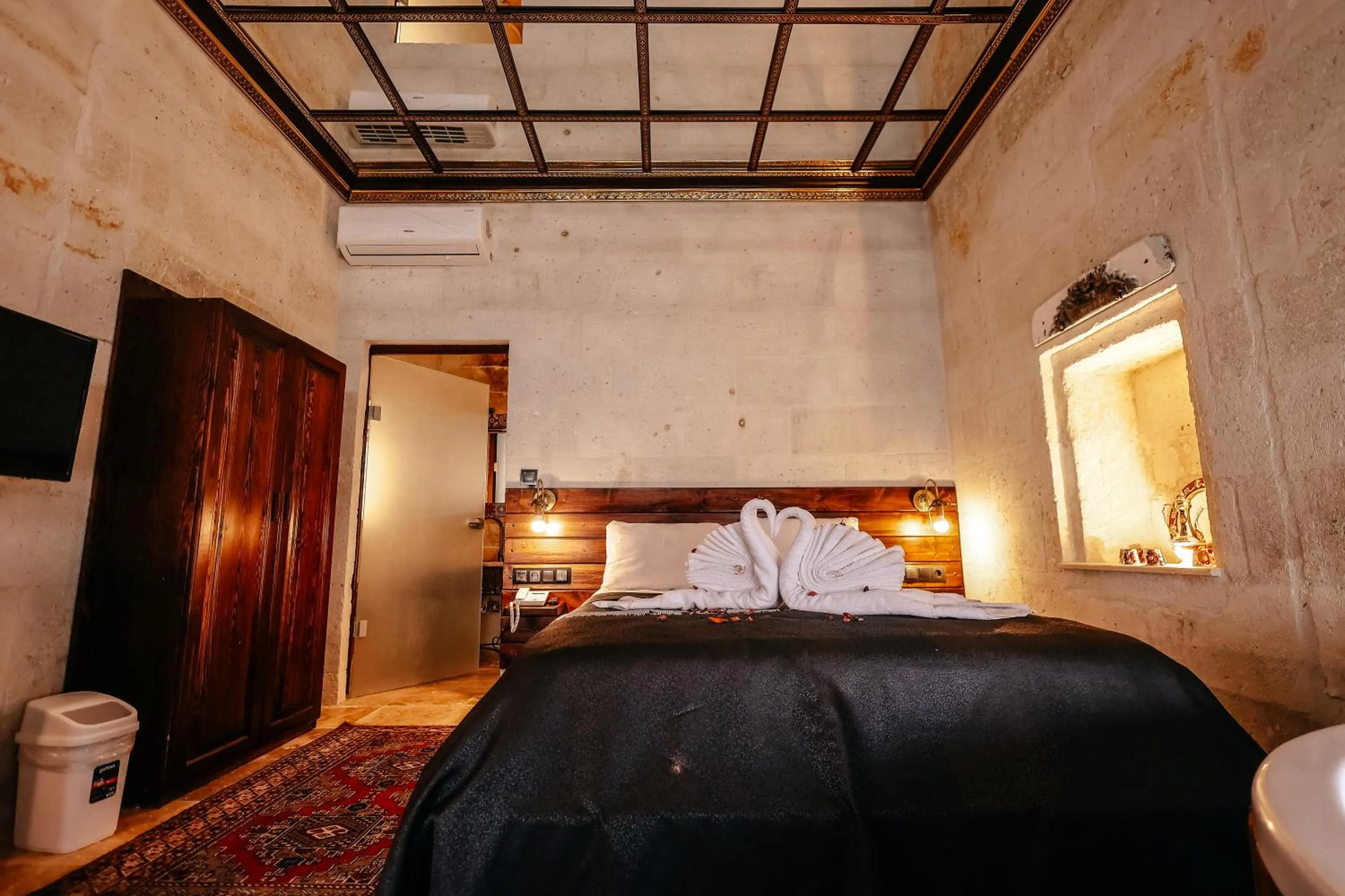 Bed in Zümrütü anka cave