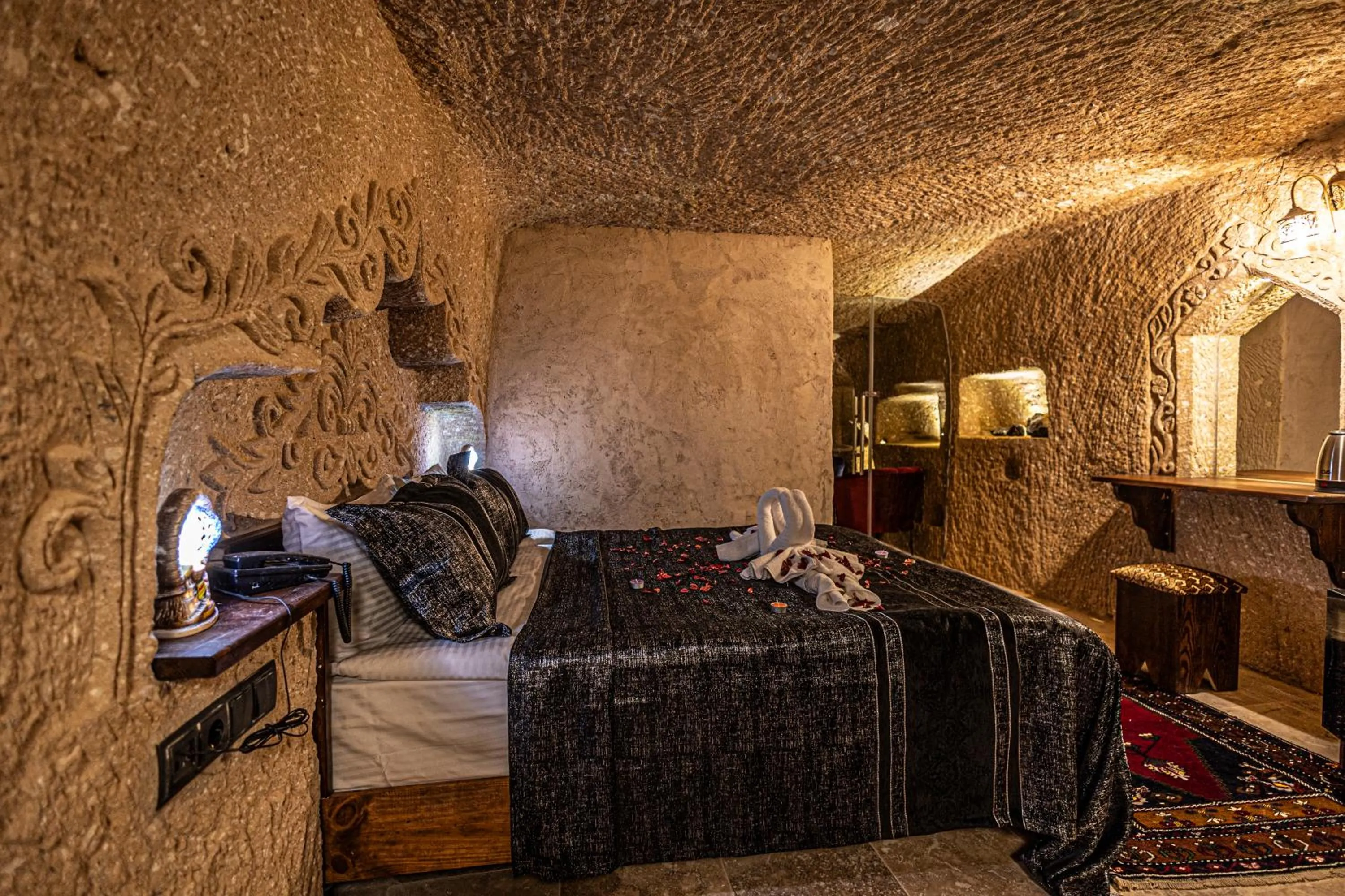 Breakfast in Zümrütü anka cave