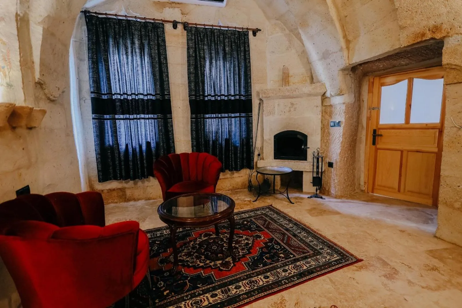 Seating area in Zümrütü Anka Cave