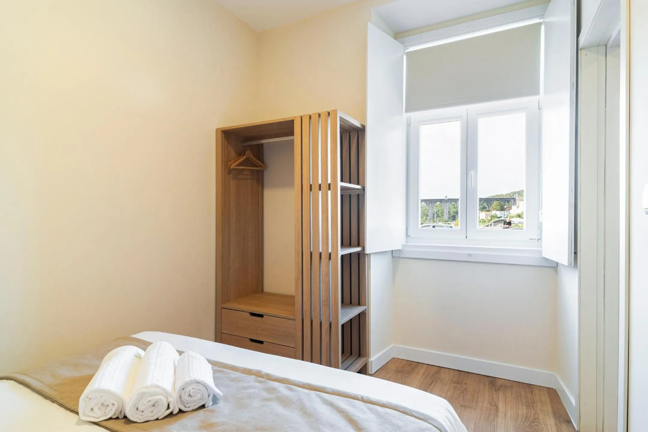 Bedroom, Bed in Metropolitan Living Lisbon - Campolide