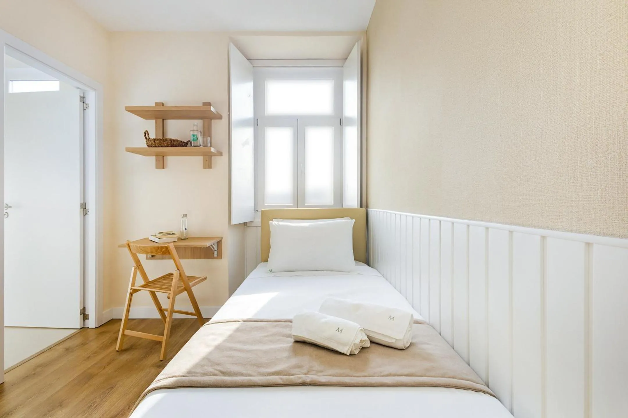 Bedroom, Bed in Metropolitan Living Lisbon - Campolide