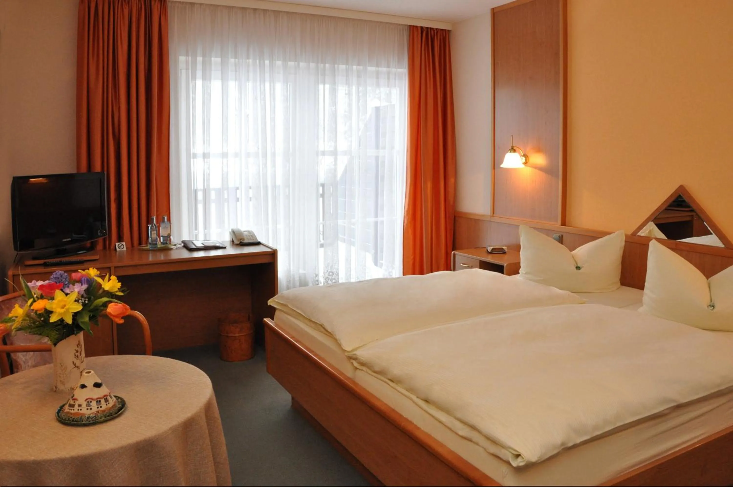 Photo of the whole room, Bed in Hotel Gondelfahrt