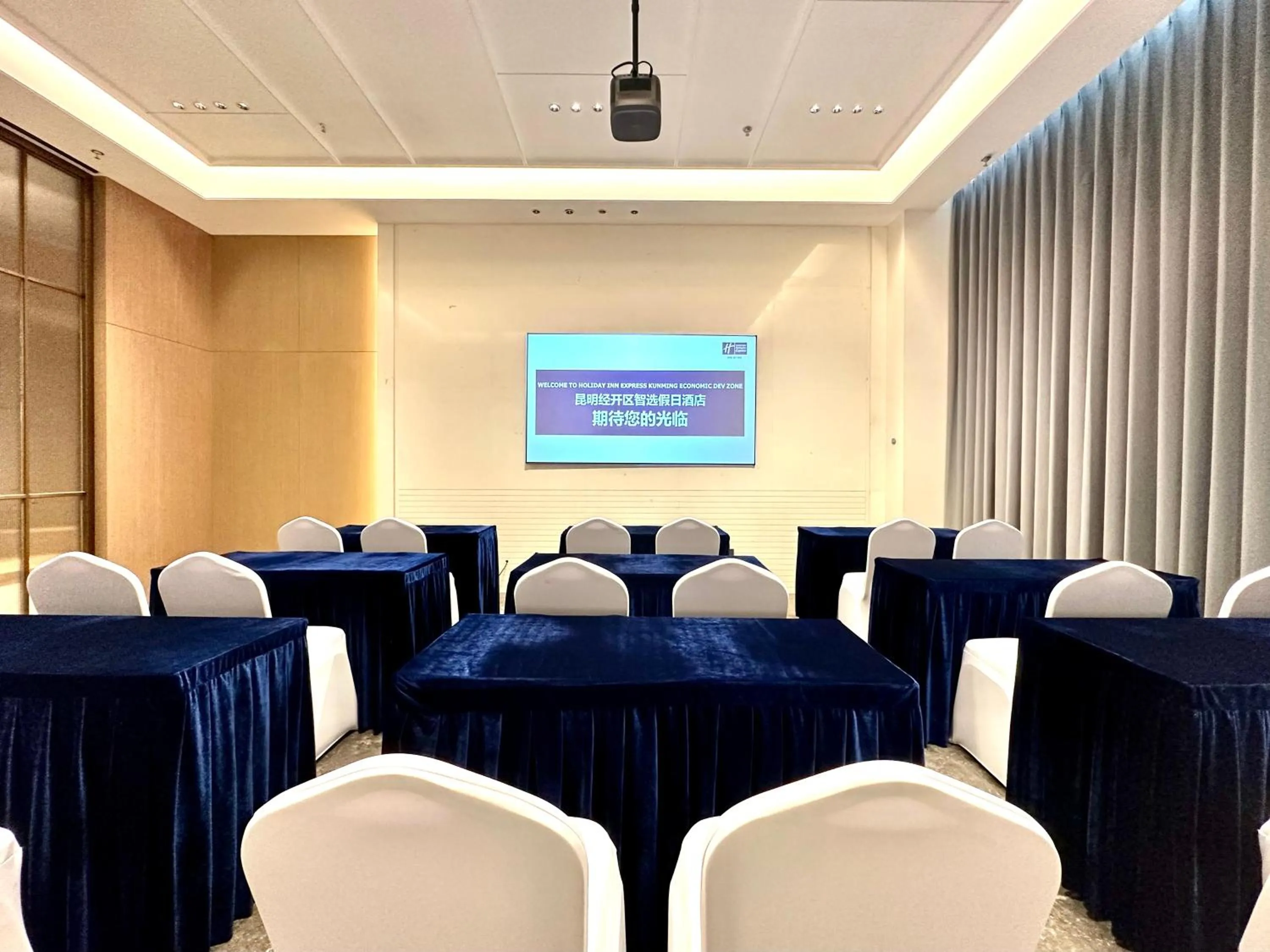 Meeting/conference room in Holiday Inn Express Kunming Economic Dev Zone by IHG
