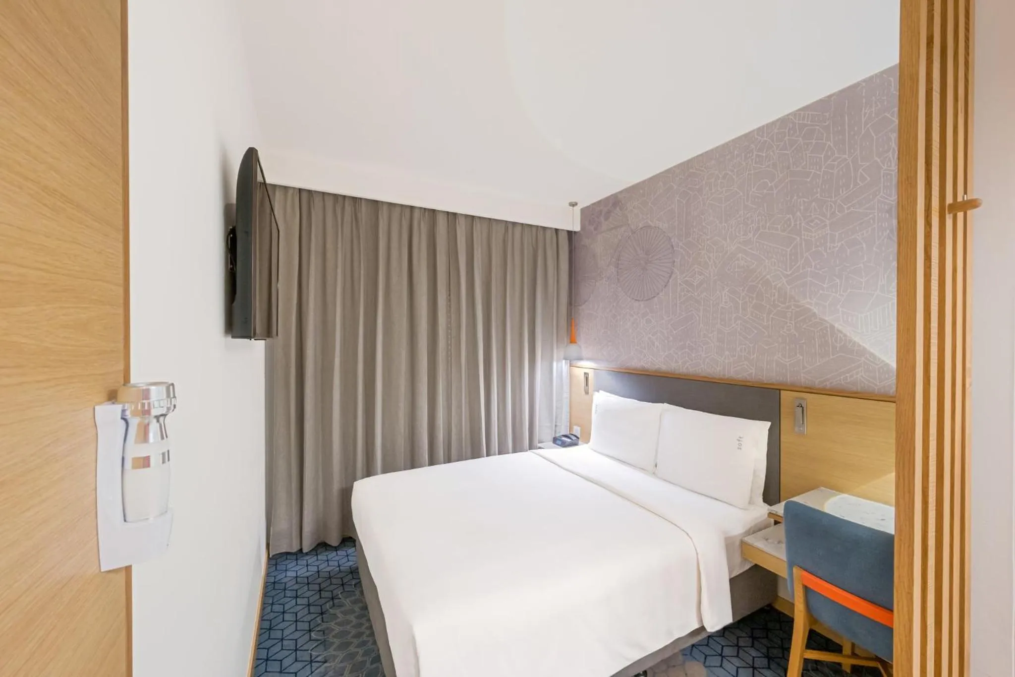 Photo of the whole room, Bed in Holiday Inn Express Greater Noida Knowledge Park by IHG