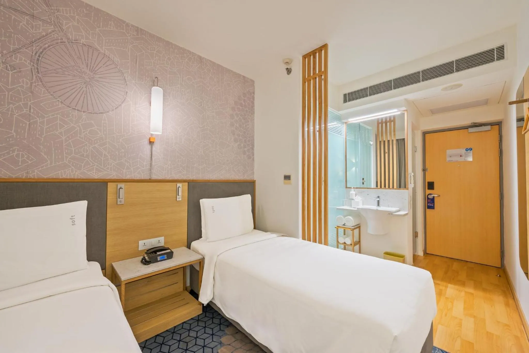 Photo of the whole room, Bed in Holiday Inn Express Greater Noida Knowledge Park by IHG