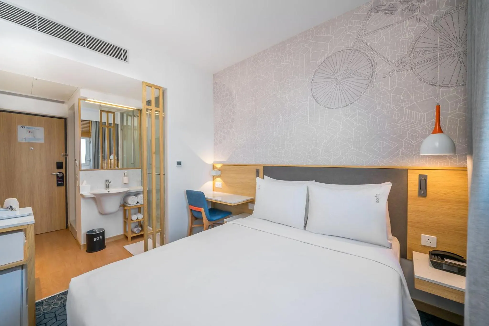 Photo of the whole room, Bed in Holiday Inn Express Greater Noida Knowledge Park by IHG