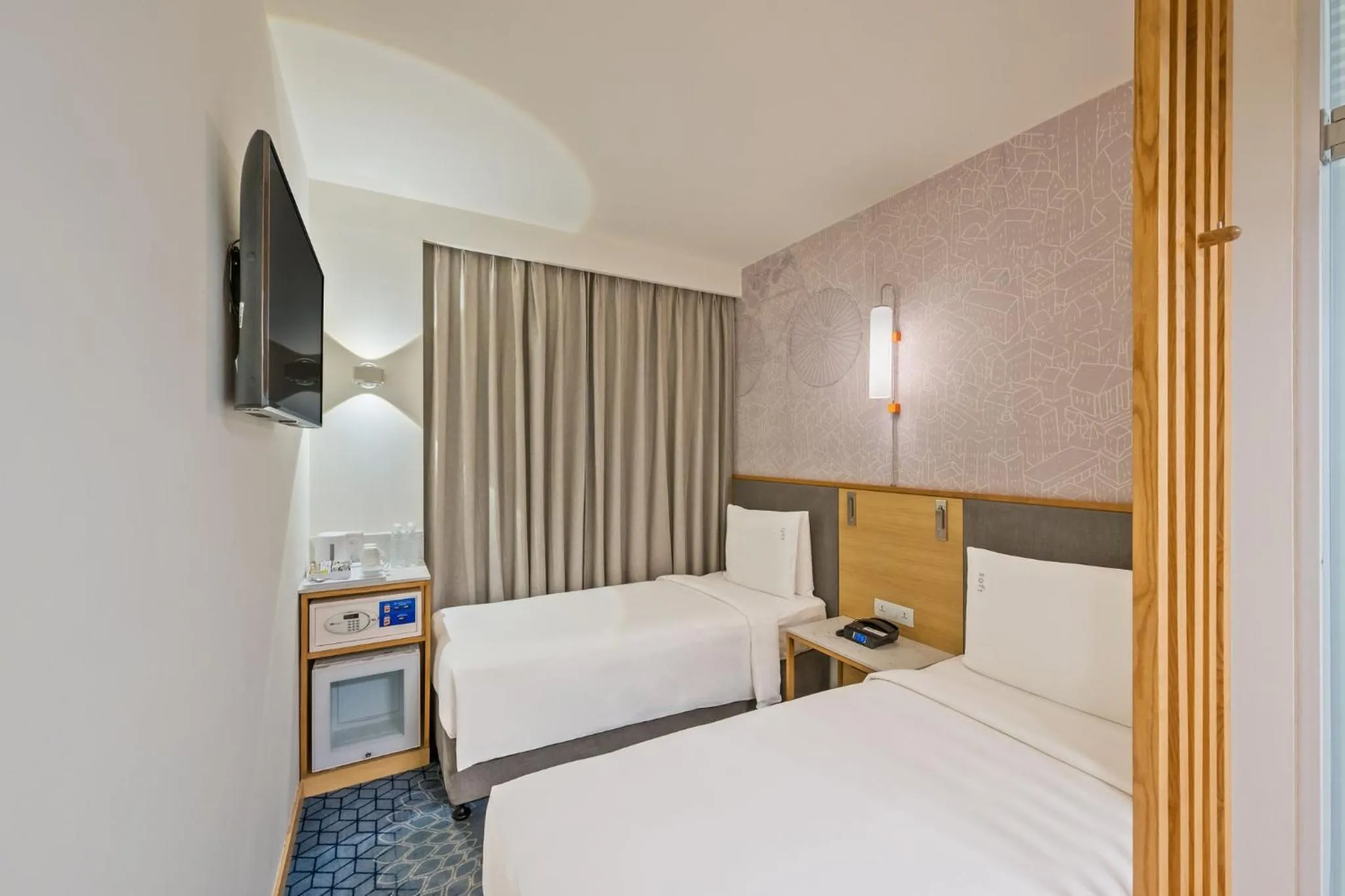 Photo of the whole room, Bed in Holiday Inn Express Greater Noida Knowledge Park by IHG