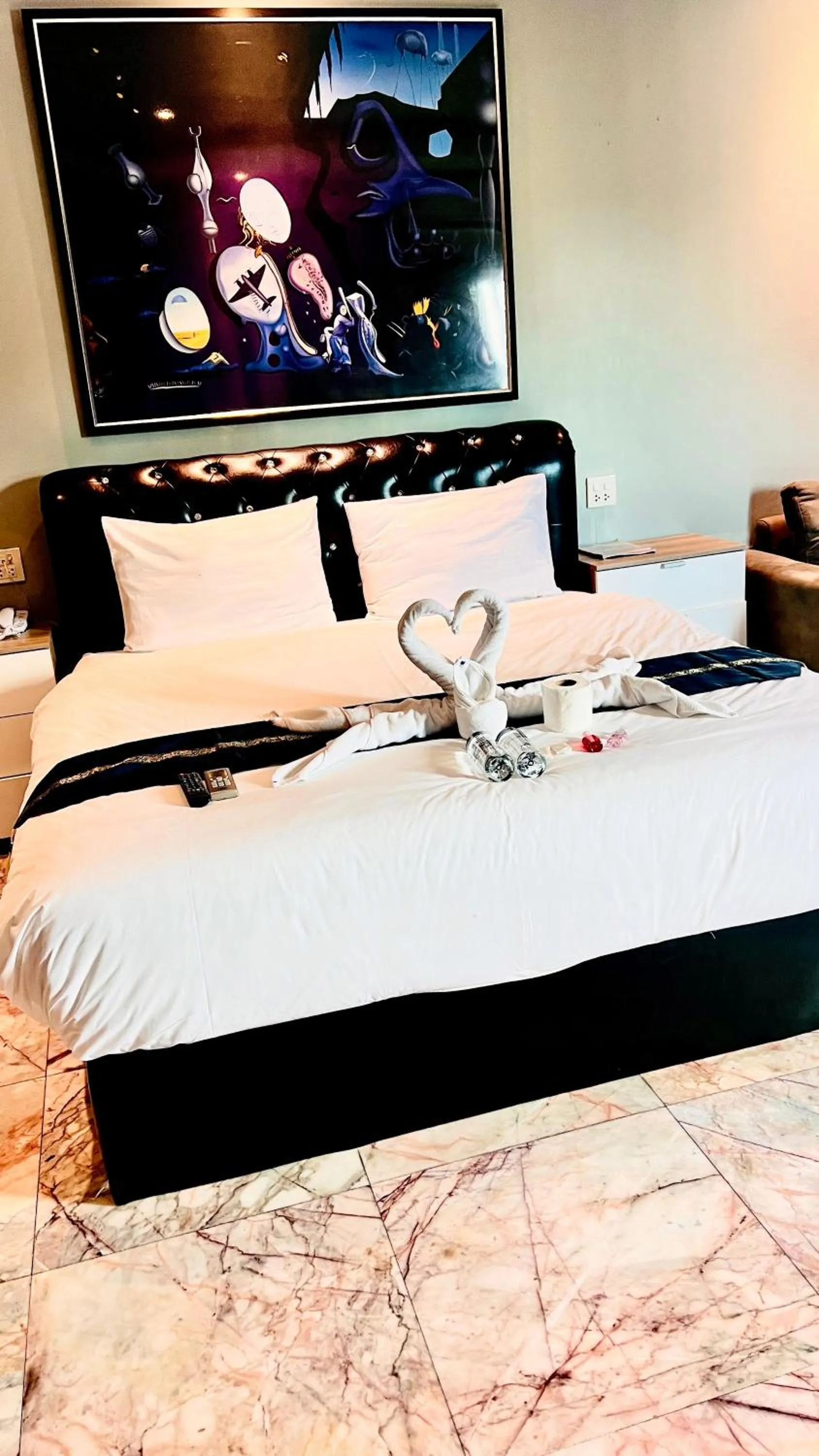 Bedroom, Bed in Koenig Hotel Pattaya