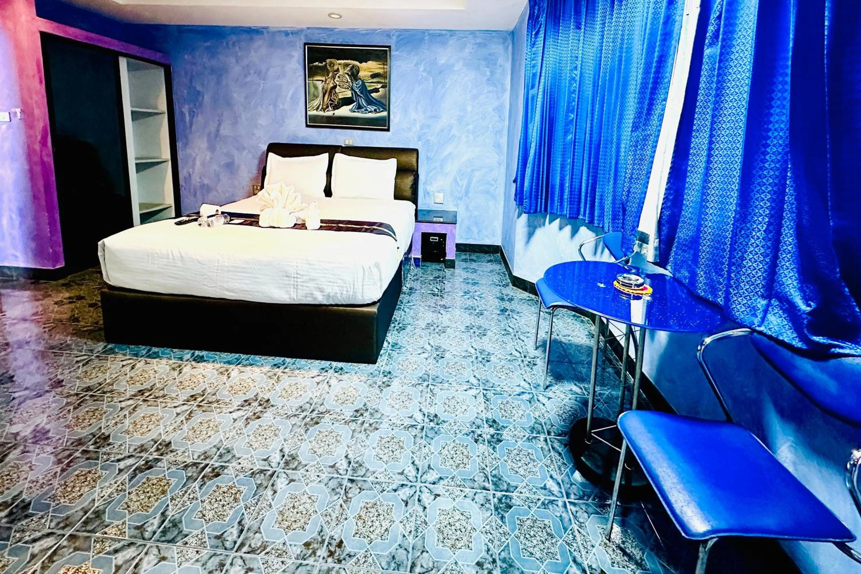 Bedroom, Bed in Koenig Hotel Pattaya