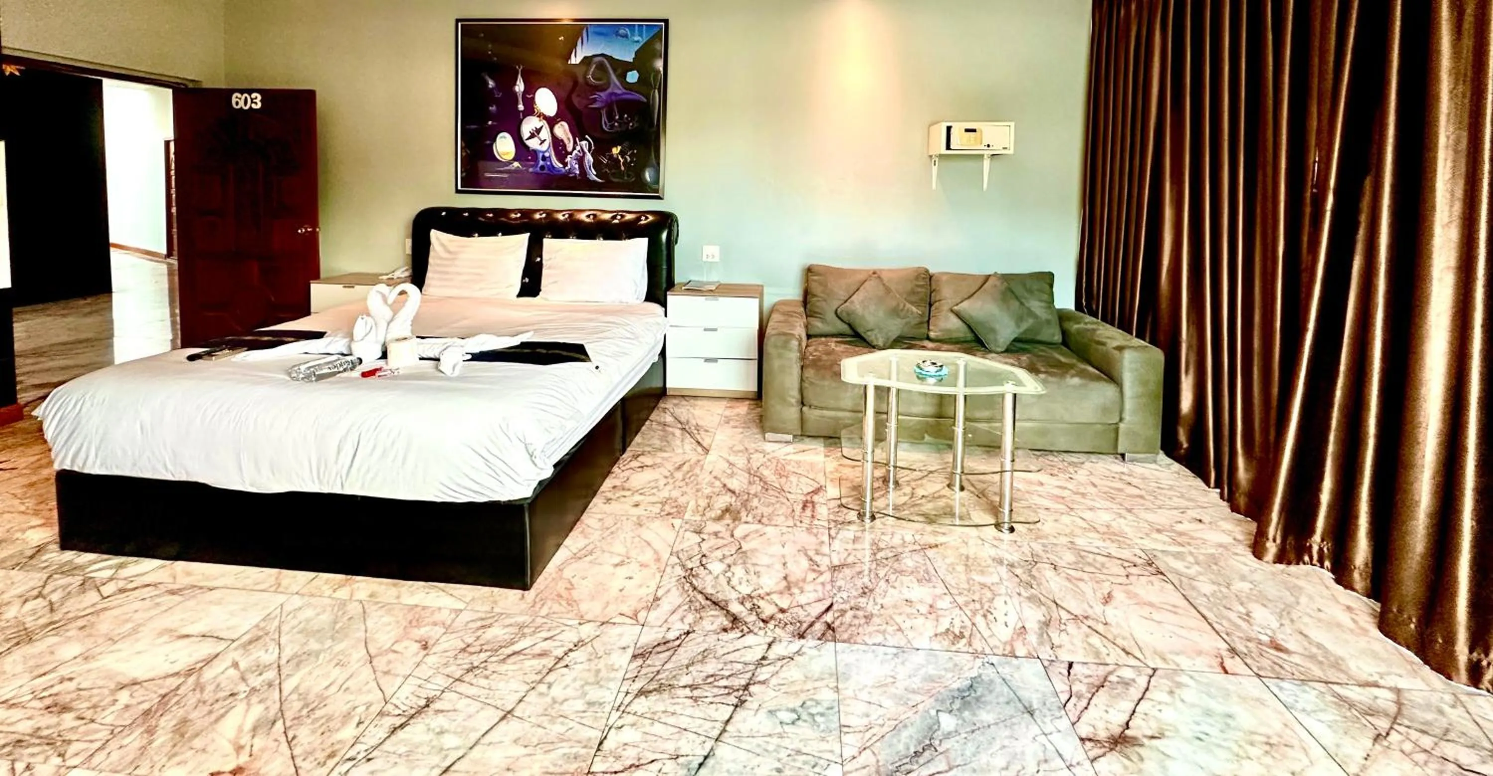 Bedroom, Bed in Koenig Hotel Pattaya