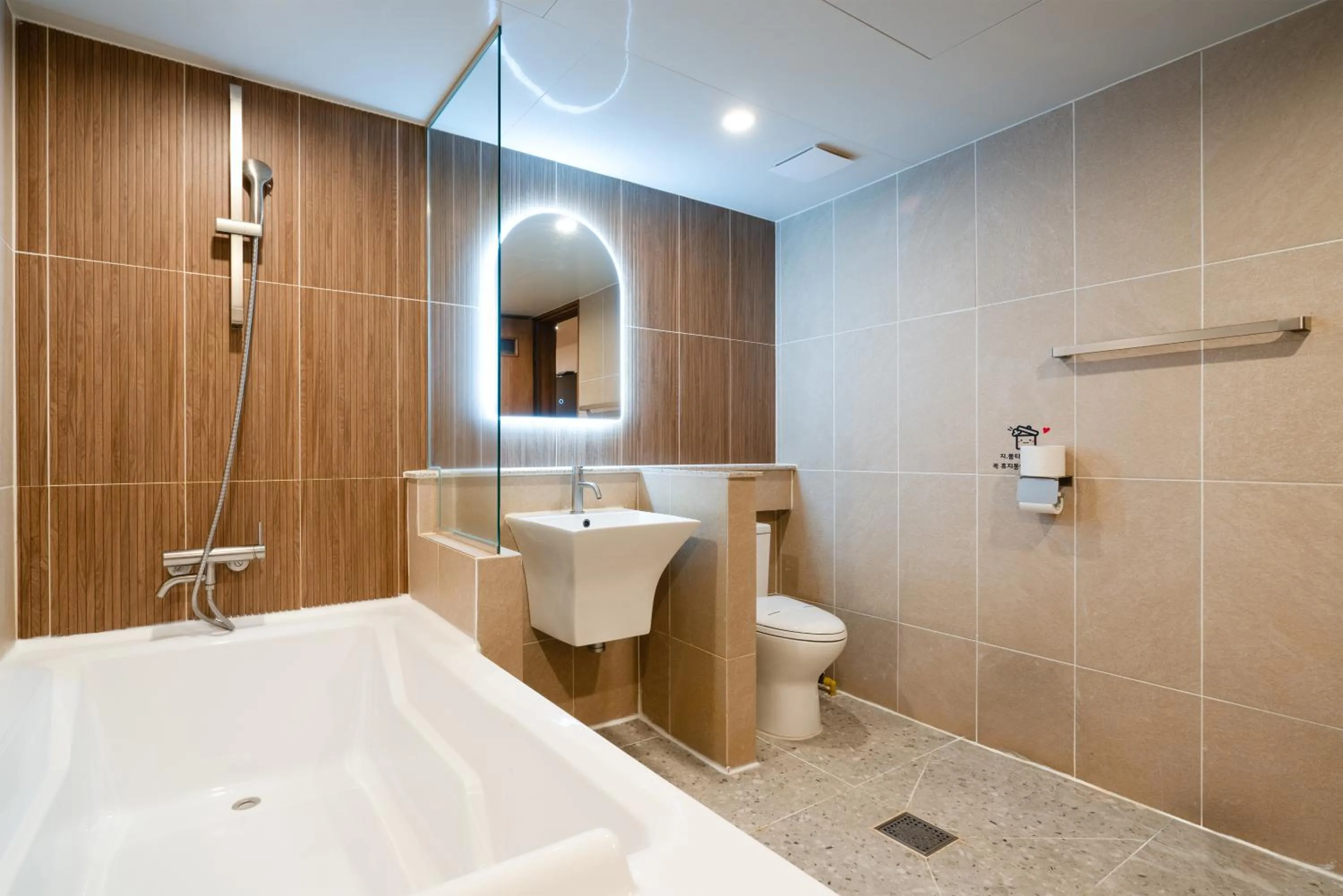 Photo of the whole room in Hotel Laglas Asan